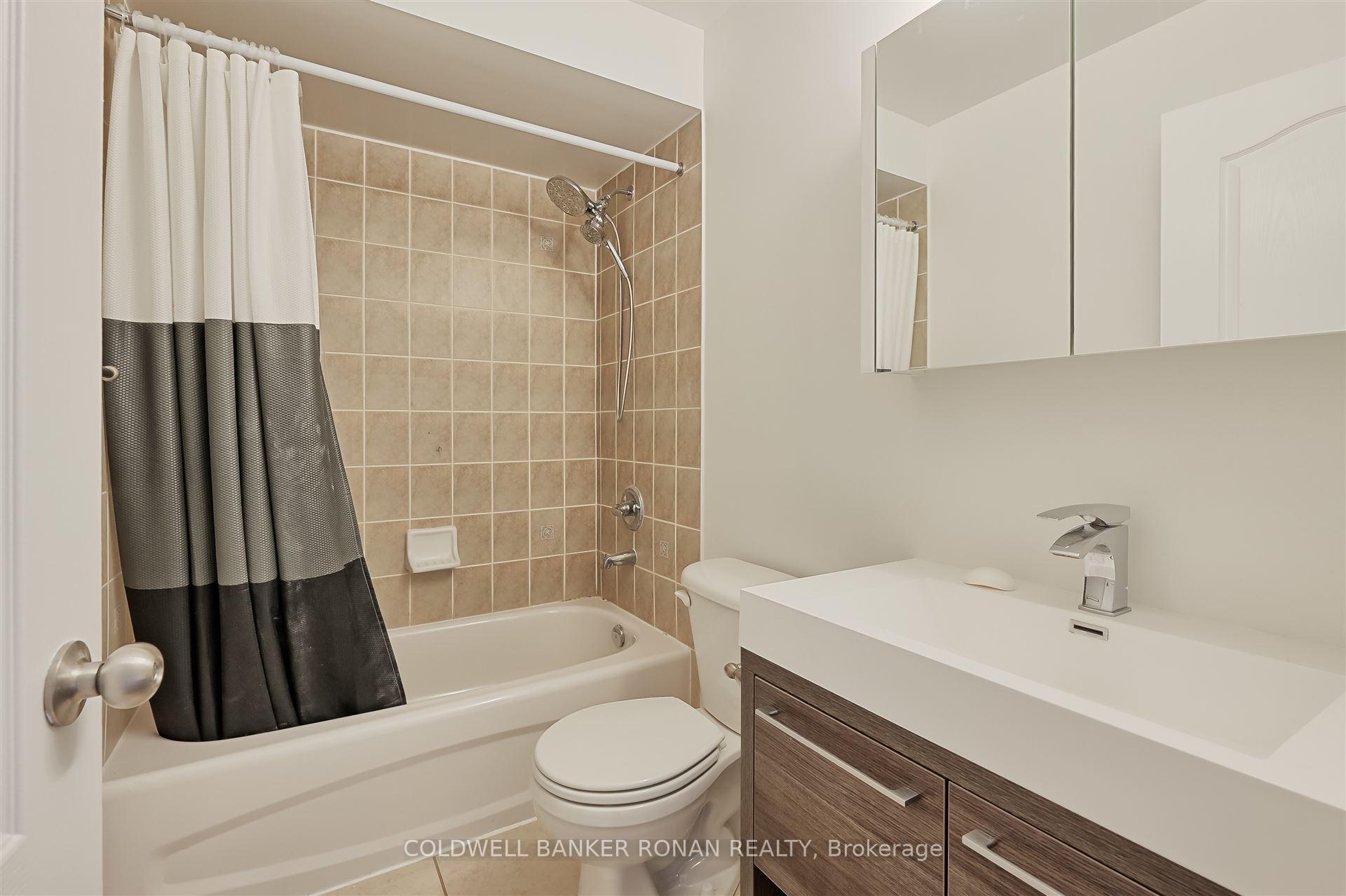 Photo 4 of Unit 5, 191 Twelfth Street, Etobicoke, New Toronto — HOMEH