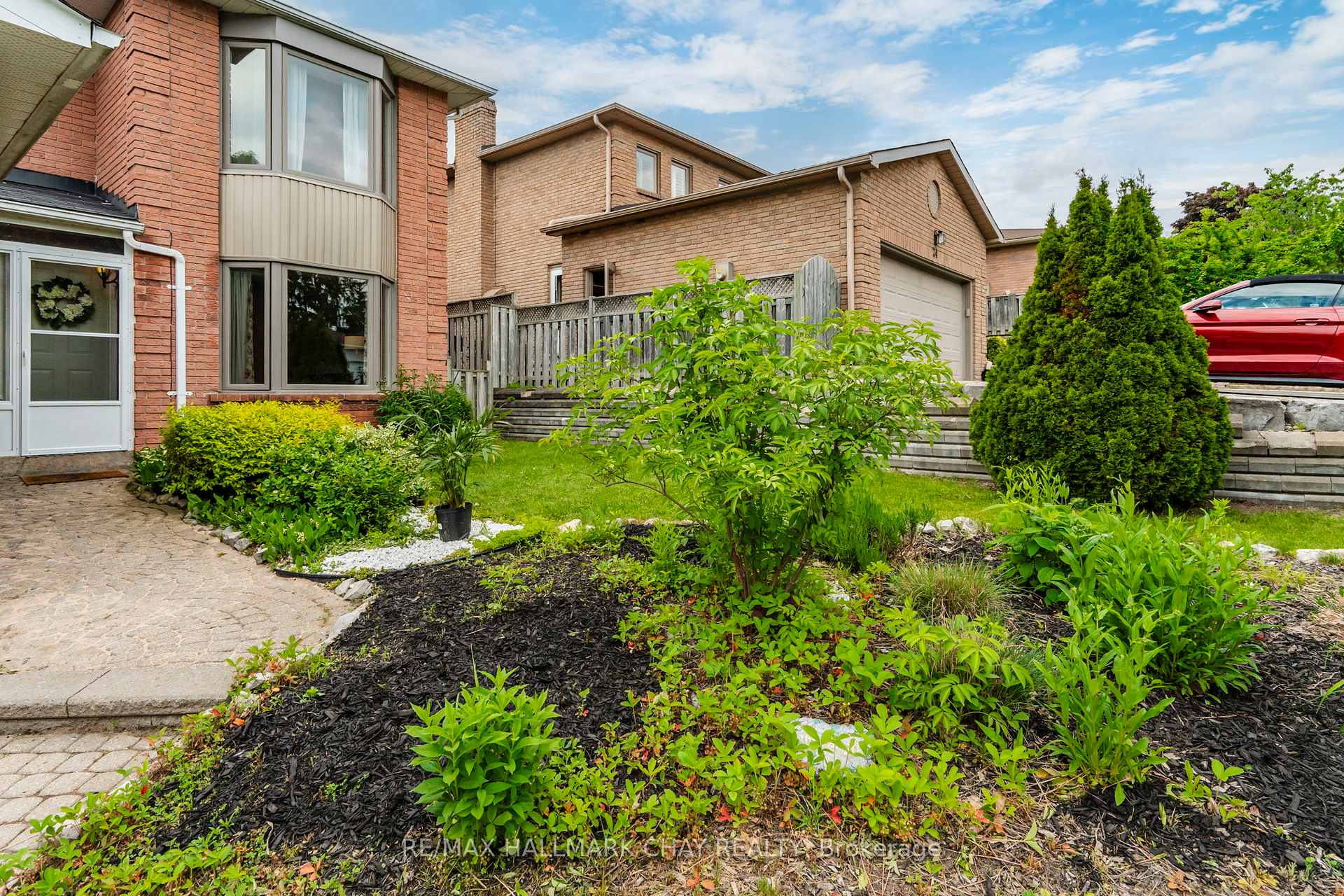 Photo 3 of 26 Kenny Crescent, Barrie, Letitia Heights — HOMEH
