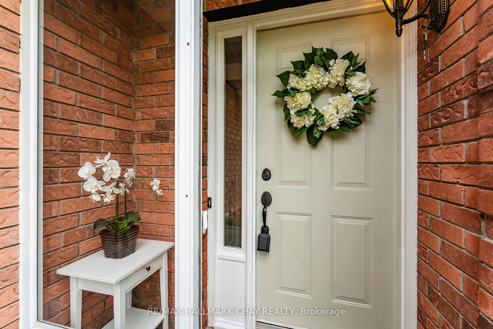 Photo 6 of 26 Kenny Crescent, Barrie, Letitia Heights — HOMEH