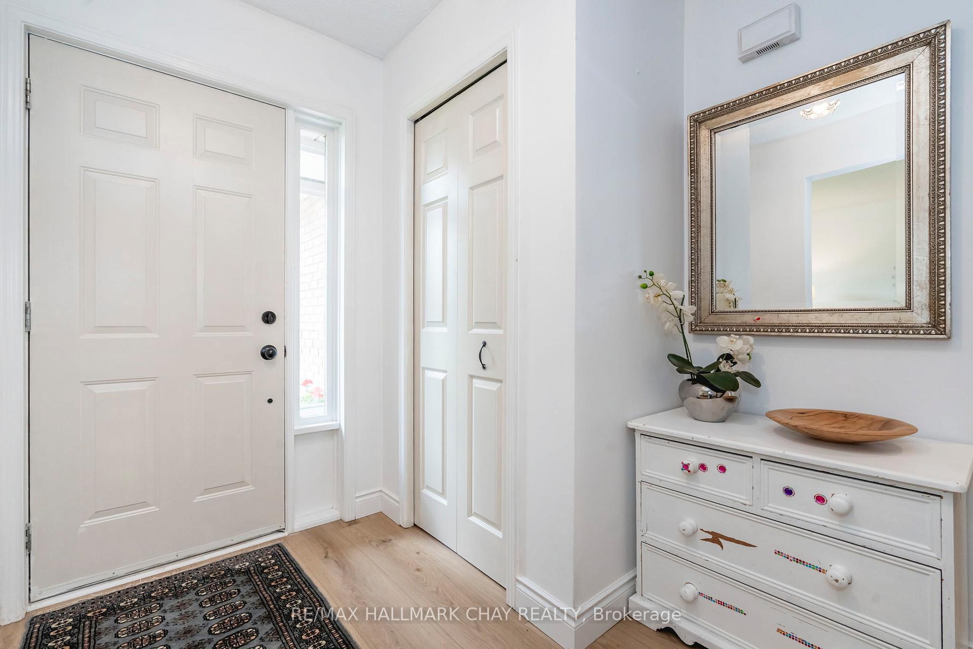 Photo 5 of 26 Kenny Crescent, Barrie, Letitia Heights — HOMEH