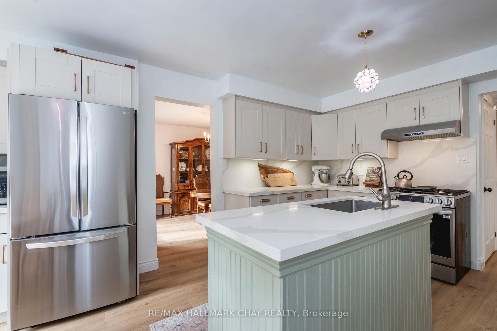 Photo 8 of 26 Kenny Crescent, Barrie, Letitia Heights — HOMEH