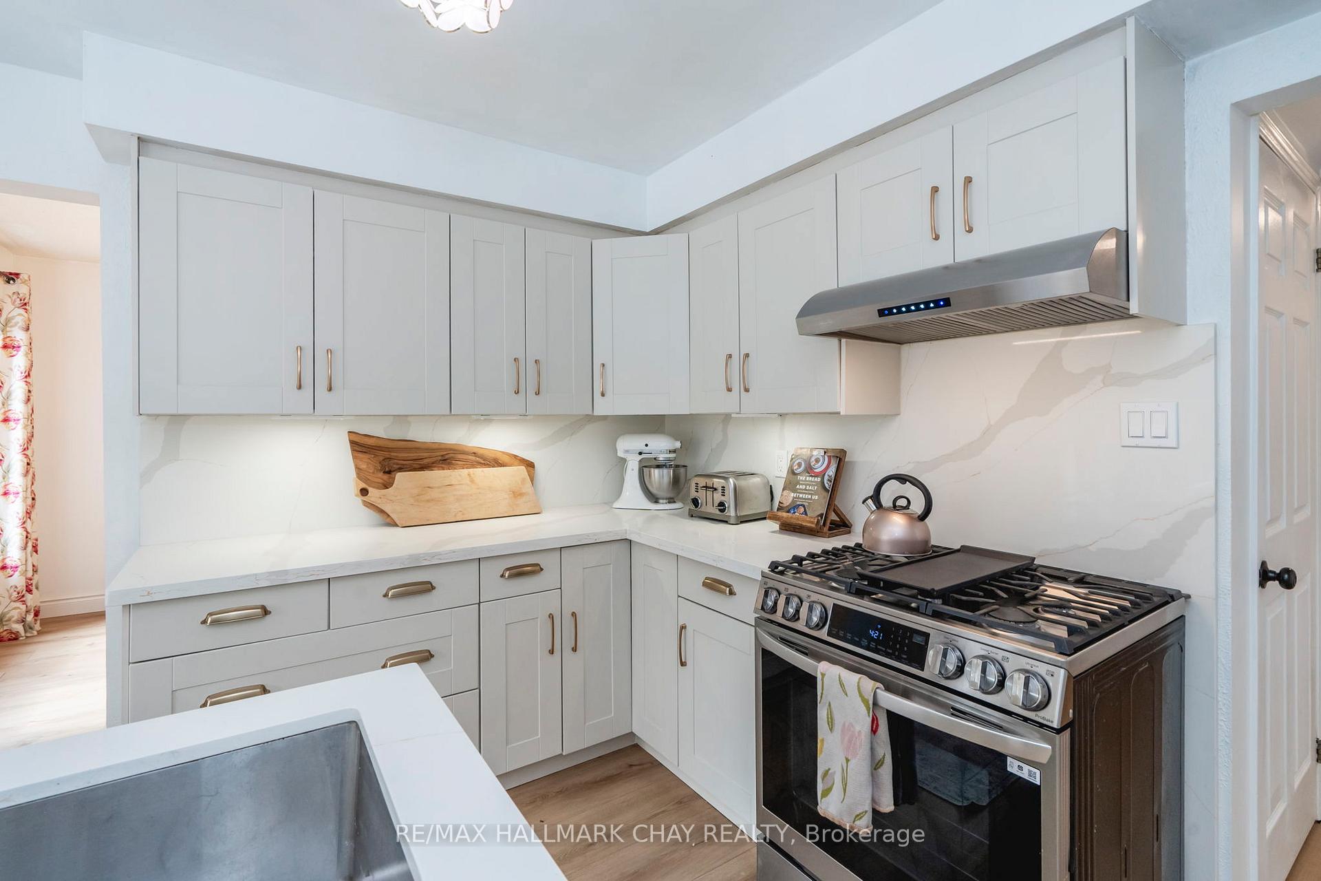 Photo 9 of 26 Kenny Crescent, Barrie, Letitia Heights — HOMEH
