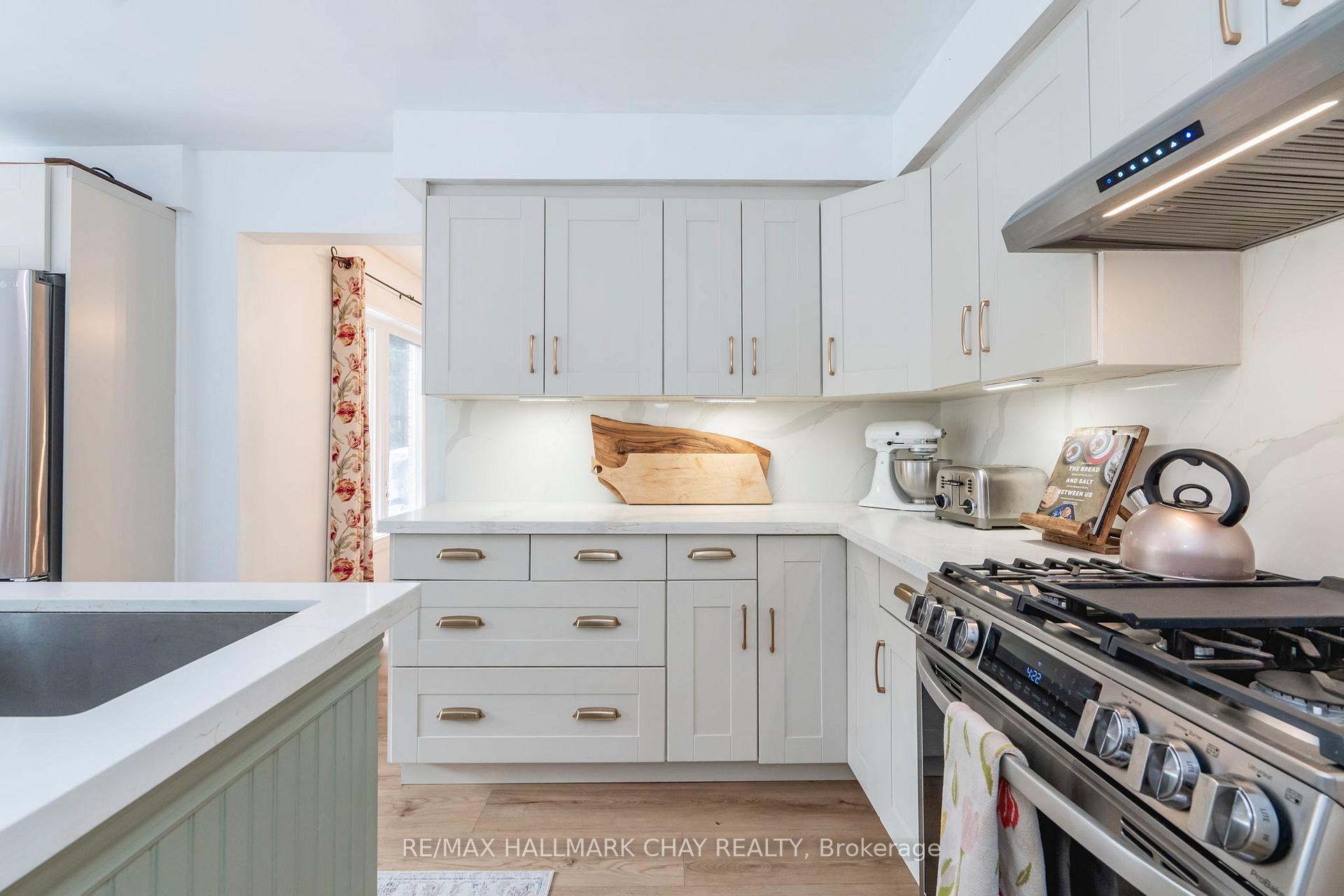 Photo 10 of 26 Kenny Crescent, Barrie, Letitia Heights — HOMEH