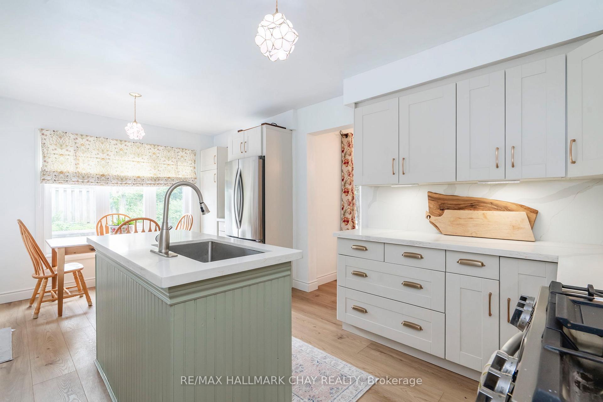 Photo 7 of 26 Kenny Crescent, Barrie, Letitia Heights — HOMEH