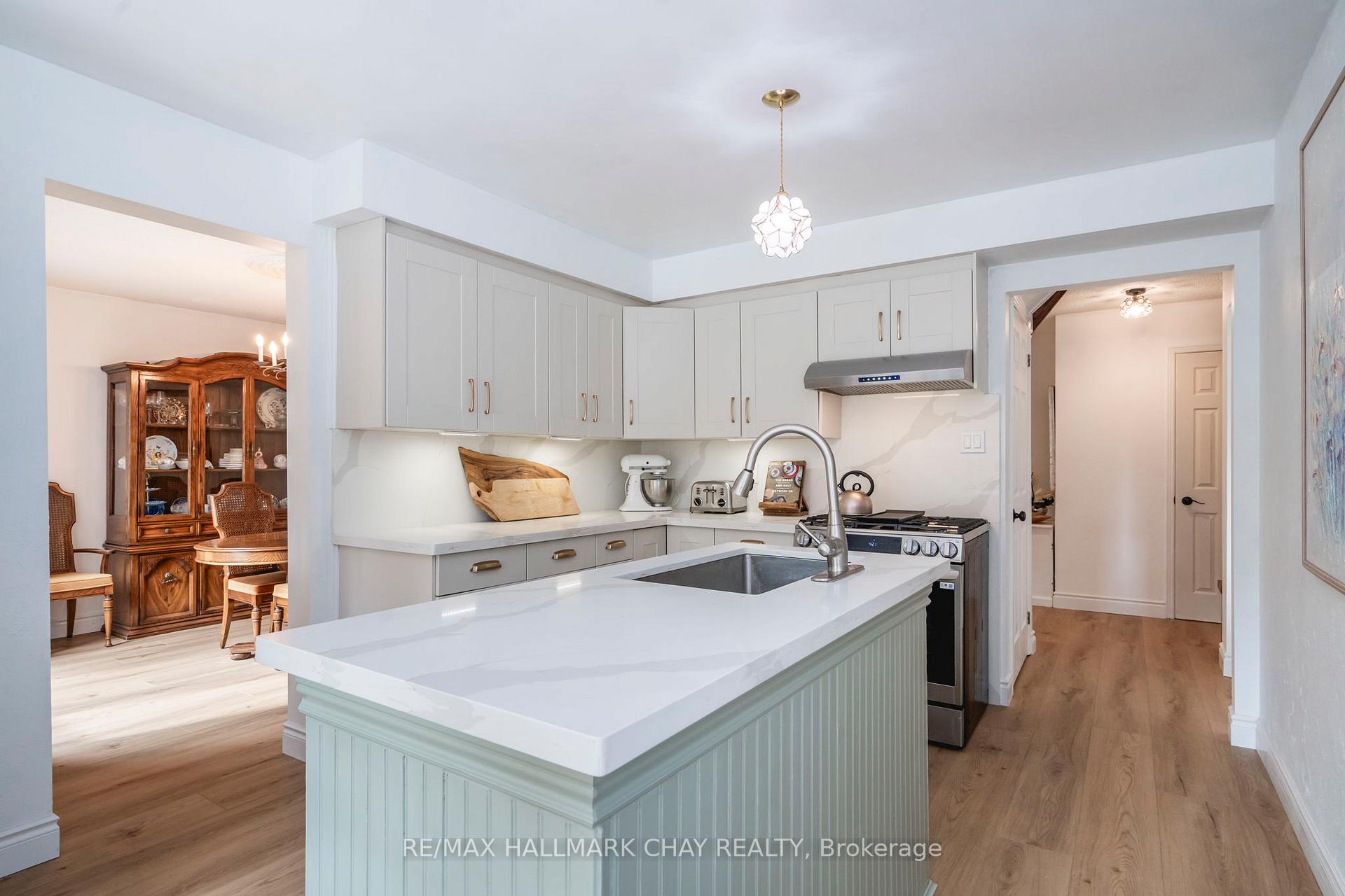 Photo 13 of 26 Kenny Crescent, Barrie, Letitia Heights — HOMEH