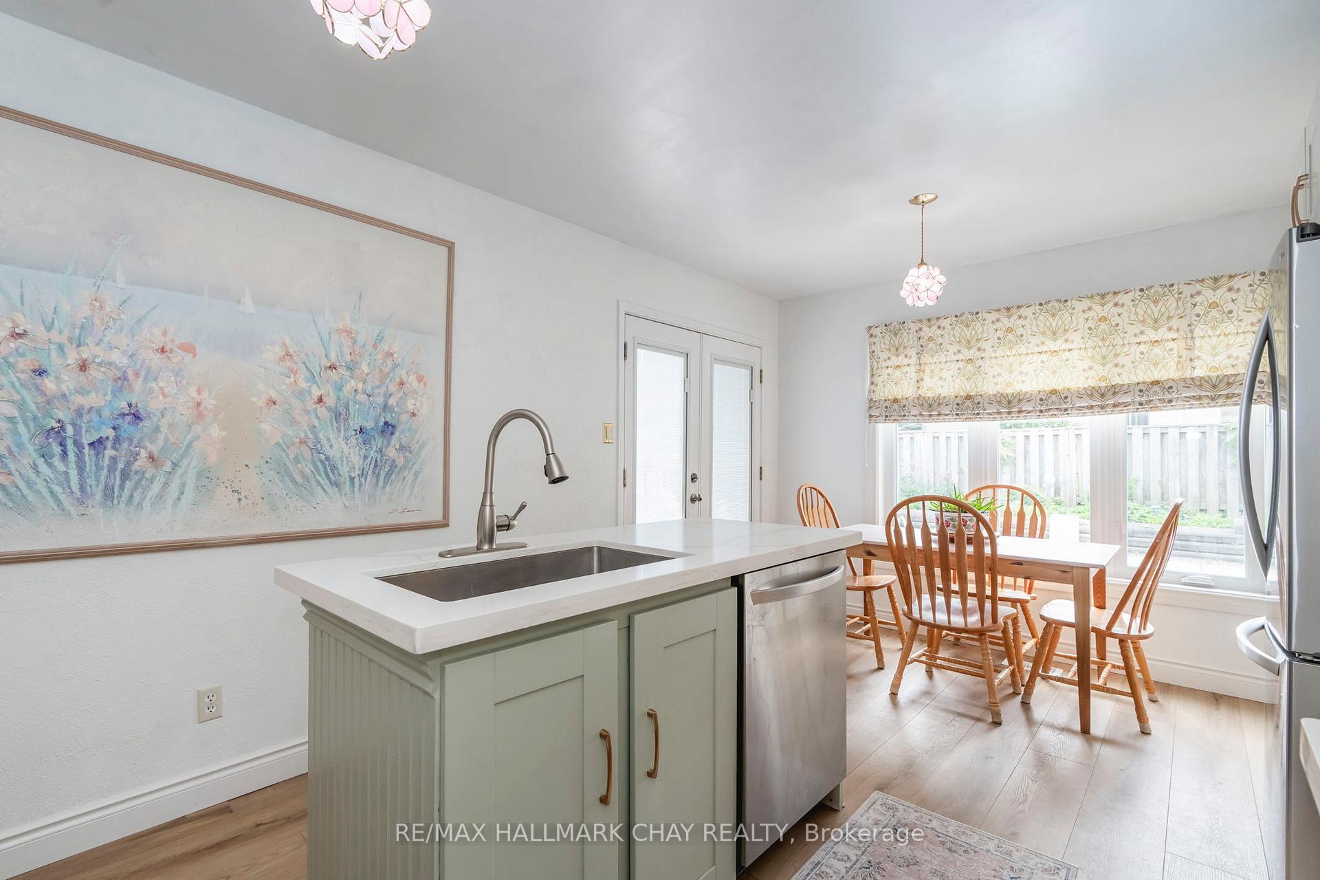 Photo 11 of 26 Kenny Crescent, Barrie, Letitia Heights — HOMEH