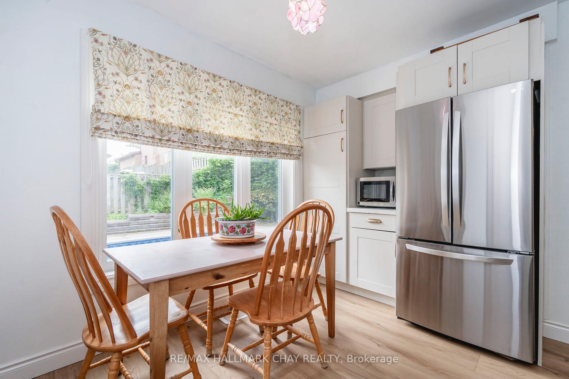 Photo 12 of 26 Kenny Crescent, Barrie, Letitia Heights — HOMEH