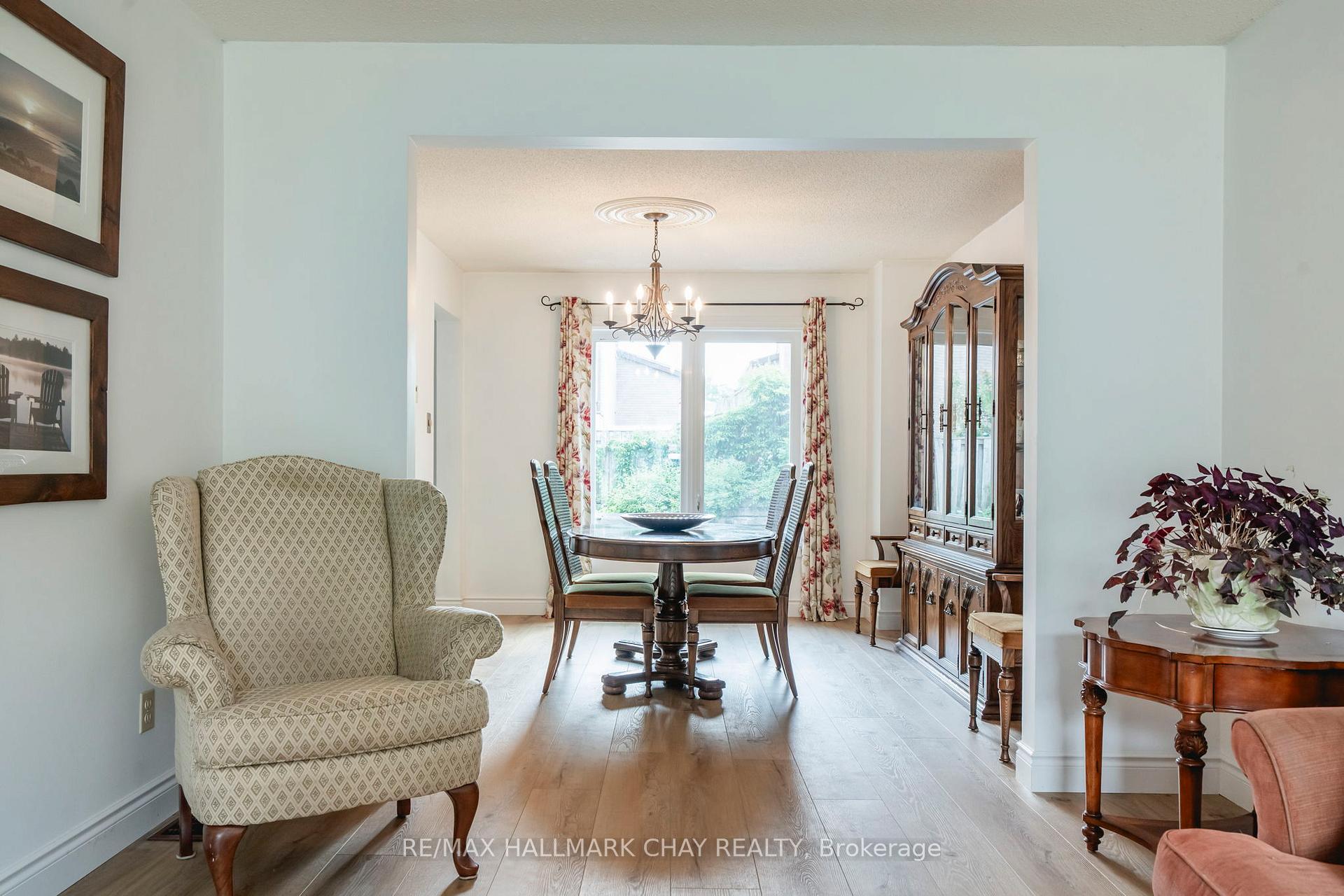 Photo 16 of 26 Kenny Crescent, Barrie, Letitia Heights — HOMEH