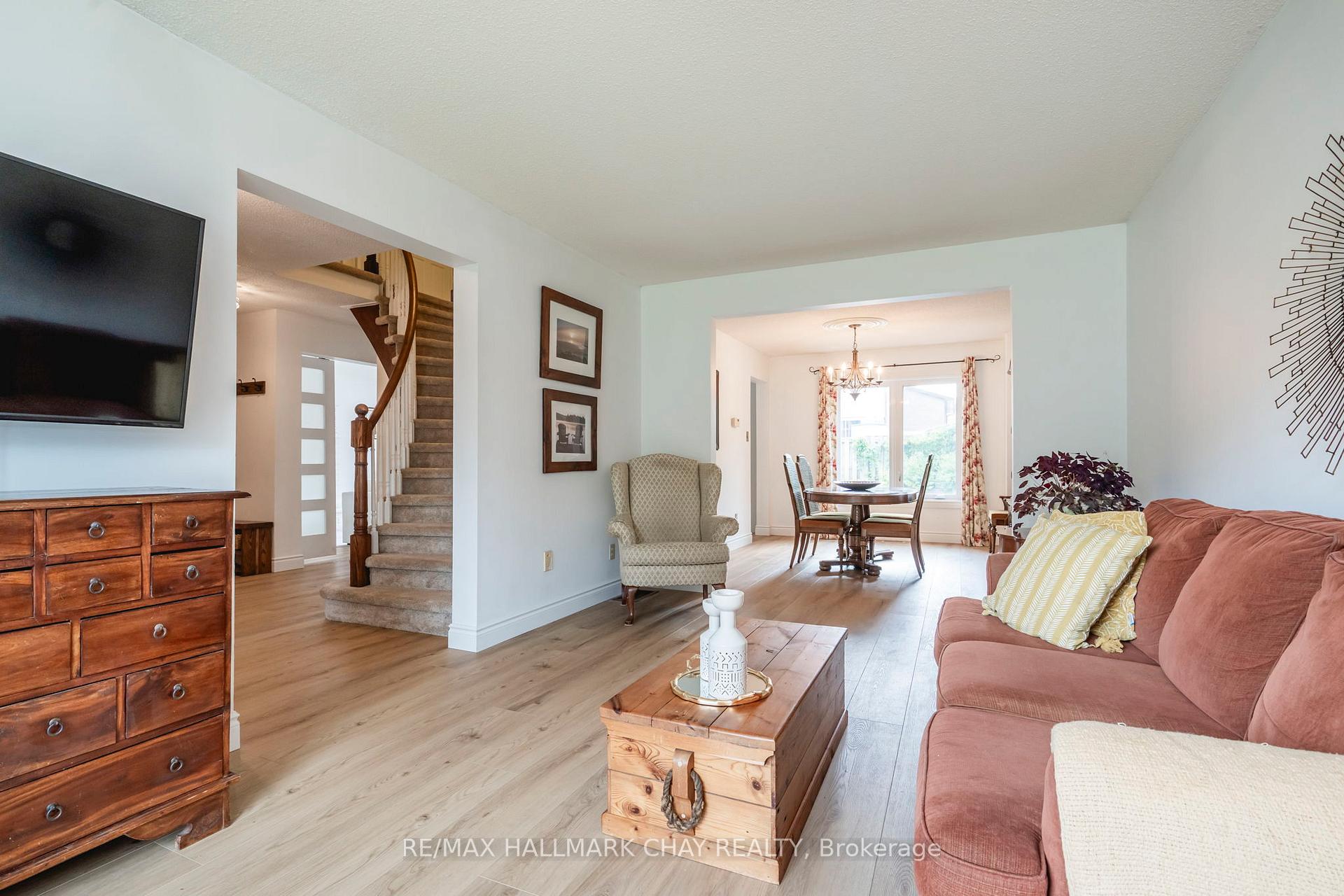 Photo 17 of 26 Kenny Crescent, Barrie, Letitia Heights — HOMEH