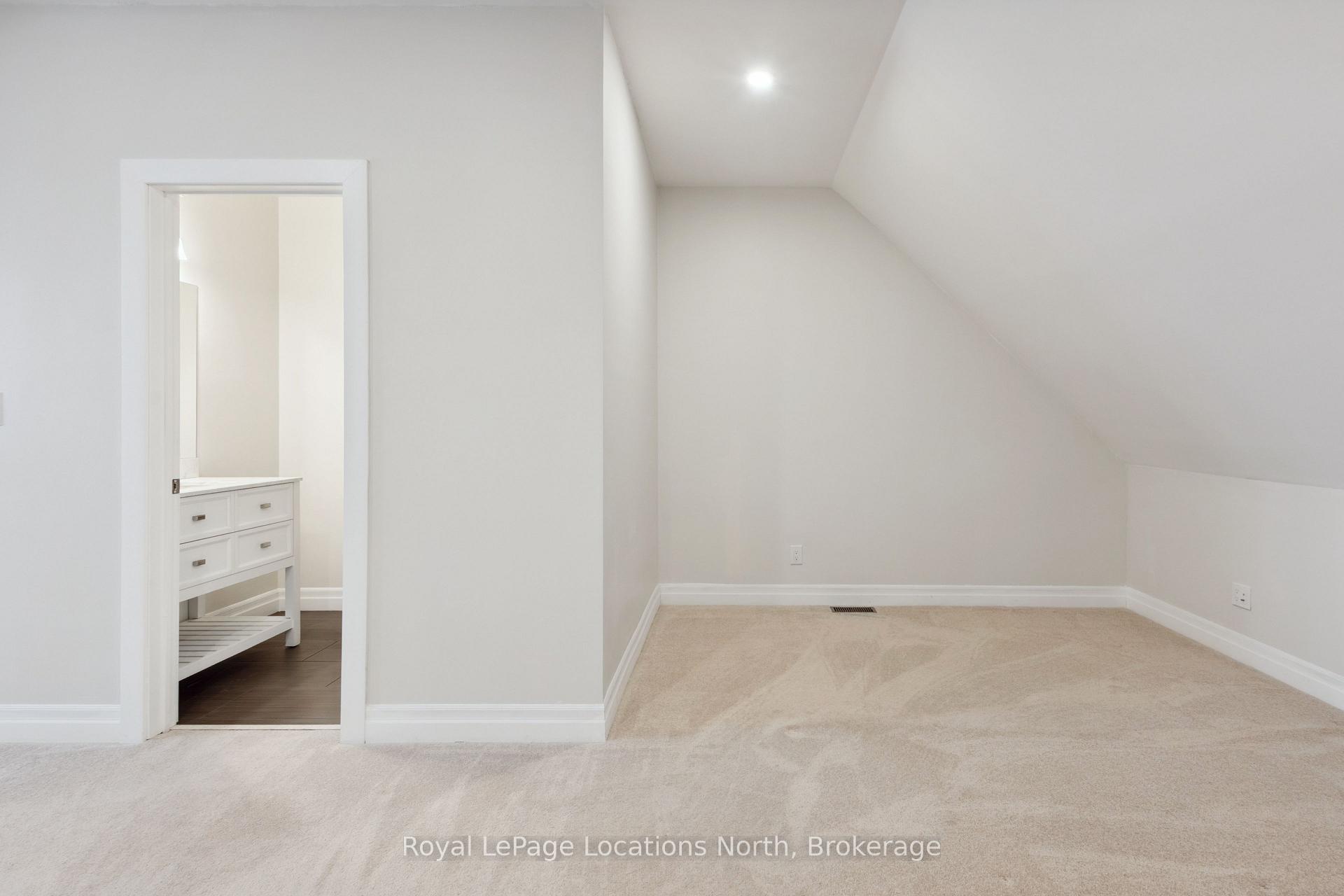 Photo 16 of 39 Julia Crescent, Midland — HOMEH