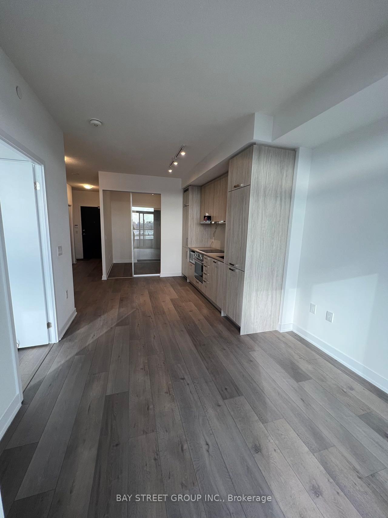 Photo 6 of Unit 910, 10 Honeycrisp Crescent, Vaughan, Vaughan Corporate Centre — HOMEH