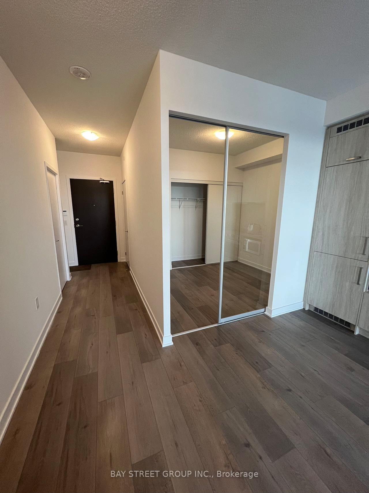 Photo 7 of Unit 910, 10 Honeycrisp Crescent, Vaughan, Vaughan Corporate Centre — HOMEH