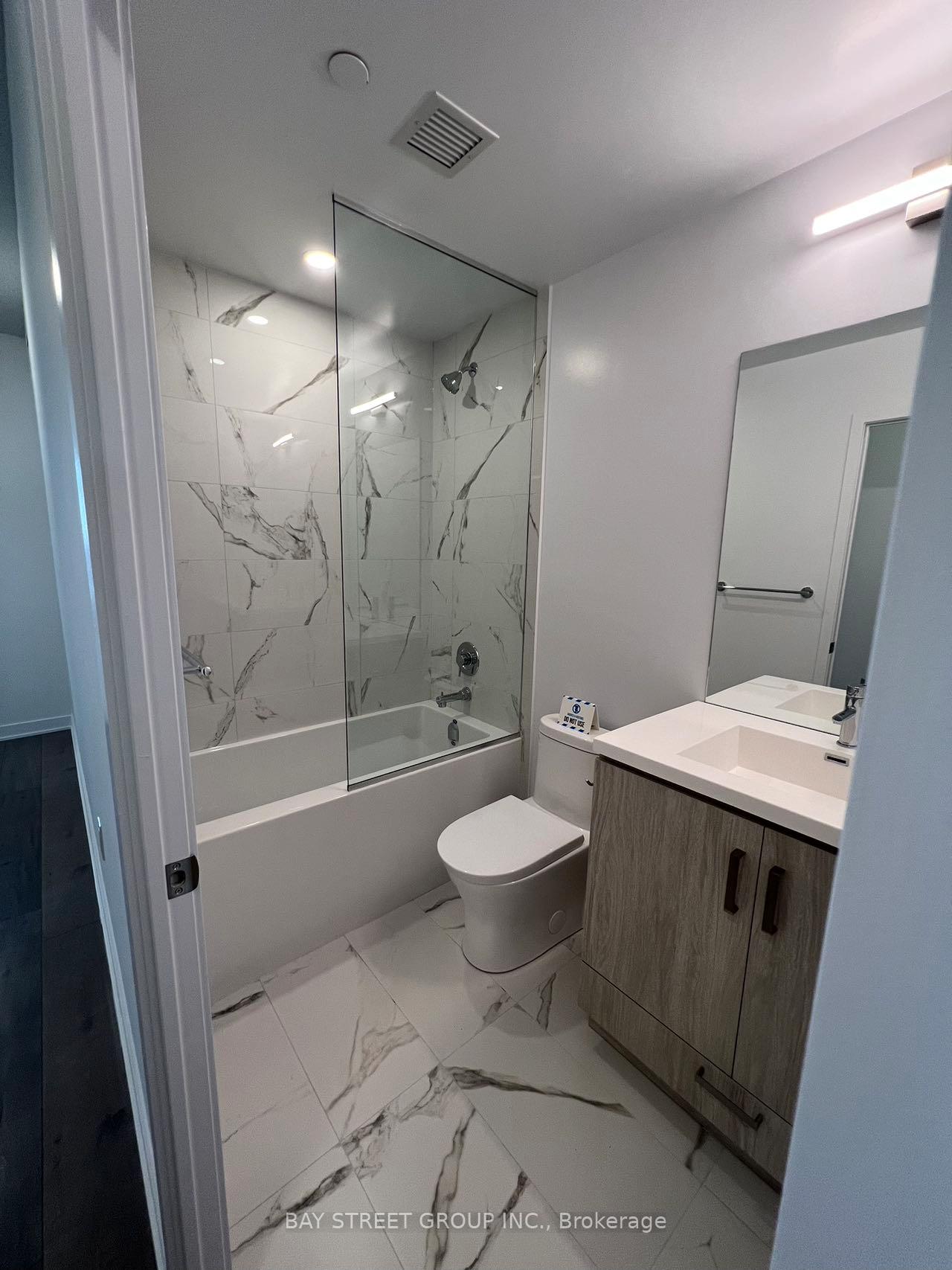 Photo 8 of Unit 910, 10 Honeycrisp Crescent, Vaughan, Vaughan Corporate Centre — HOMEH