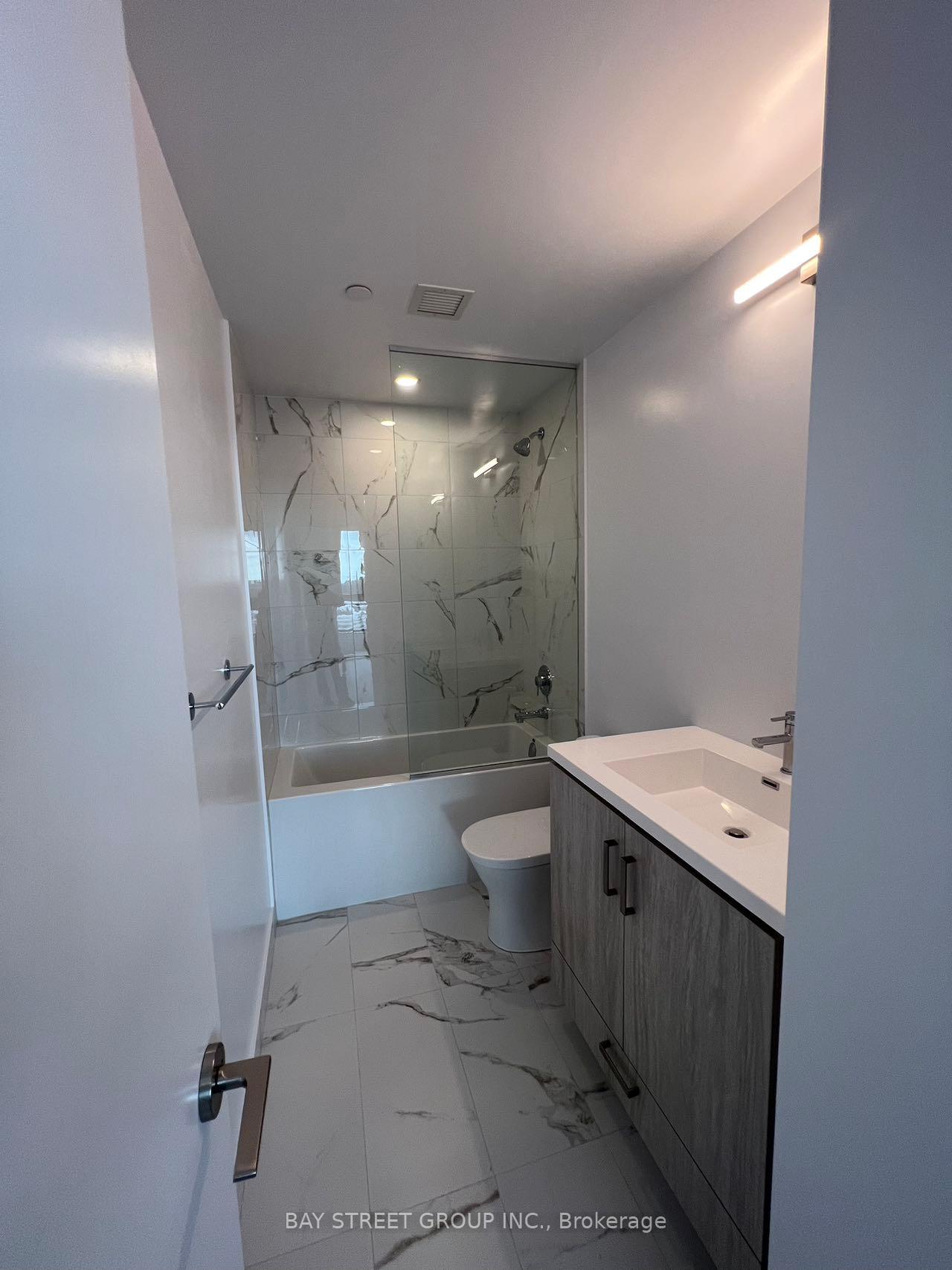 Photo 9 of Unit 910, 10 Honeycrisp Crescent, Vaughan, Vaughan Corporate Centre — HOMEH