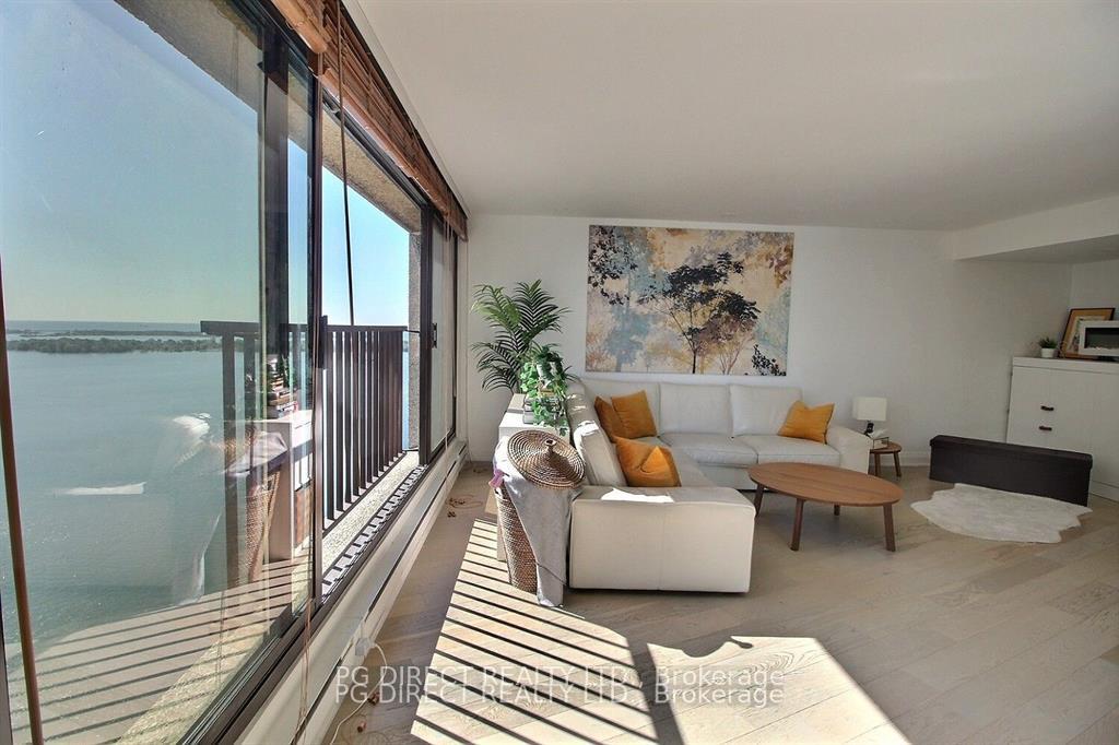 Front of Unit 3306, 65 Harbour Square