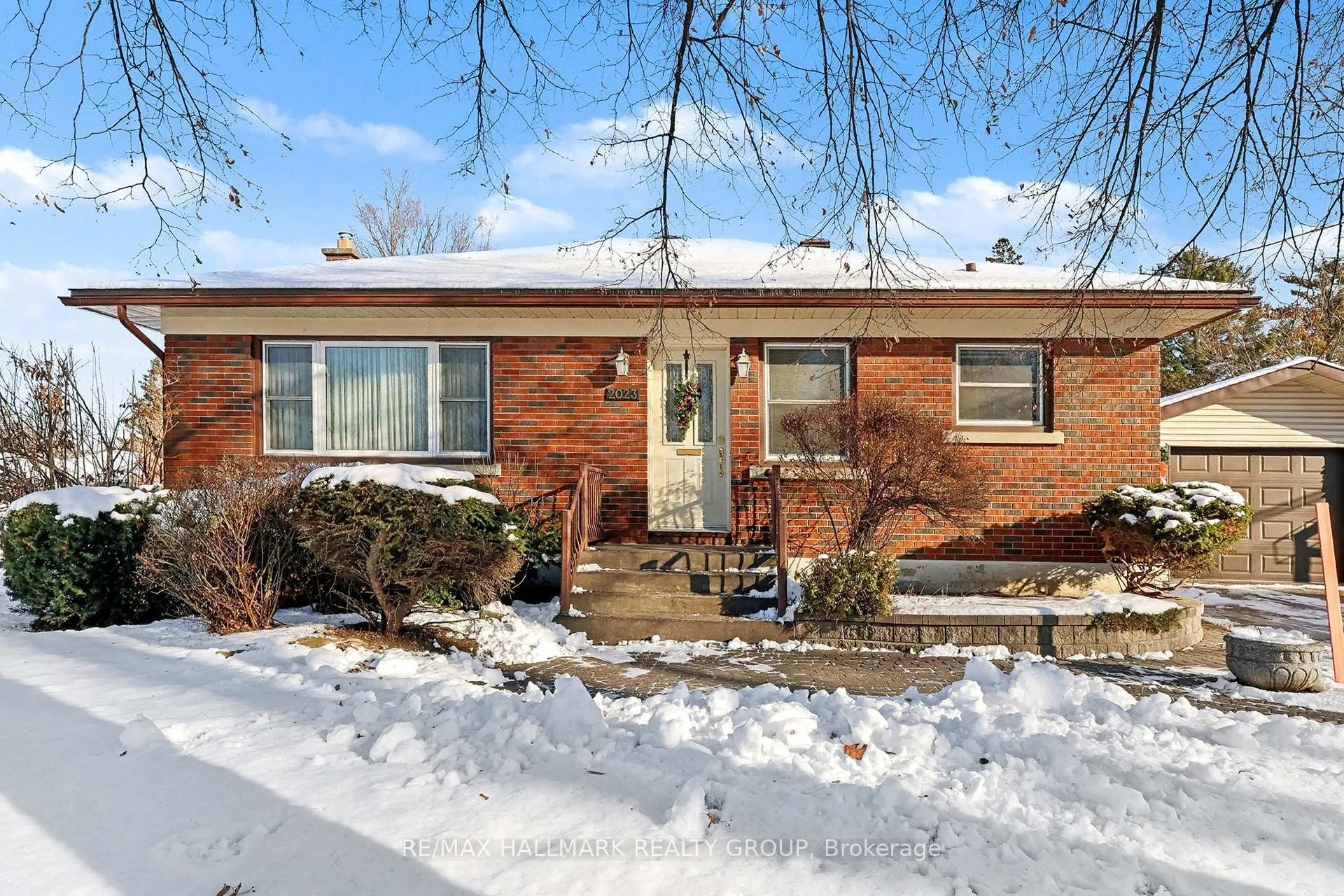 Photo 1 of 2023 Vincent Street, Ottawa, Elmvale Acres — HOMEH
