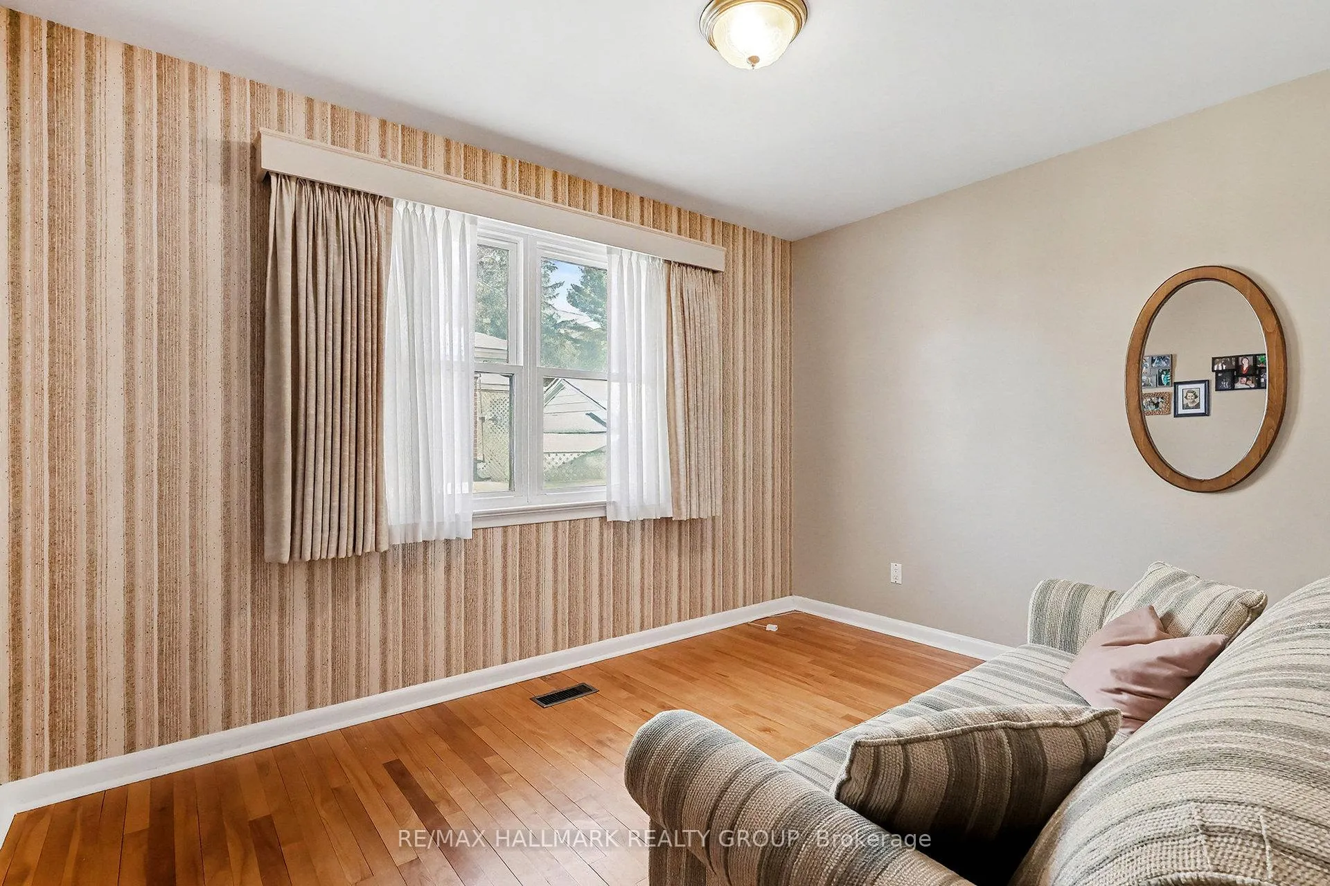 Photo 10 of 2023 Vincent Street, Ottawa, Elmvale Acres — HOMEH