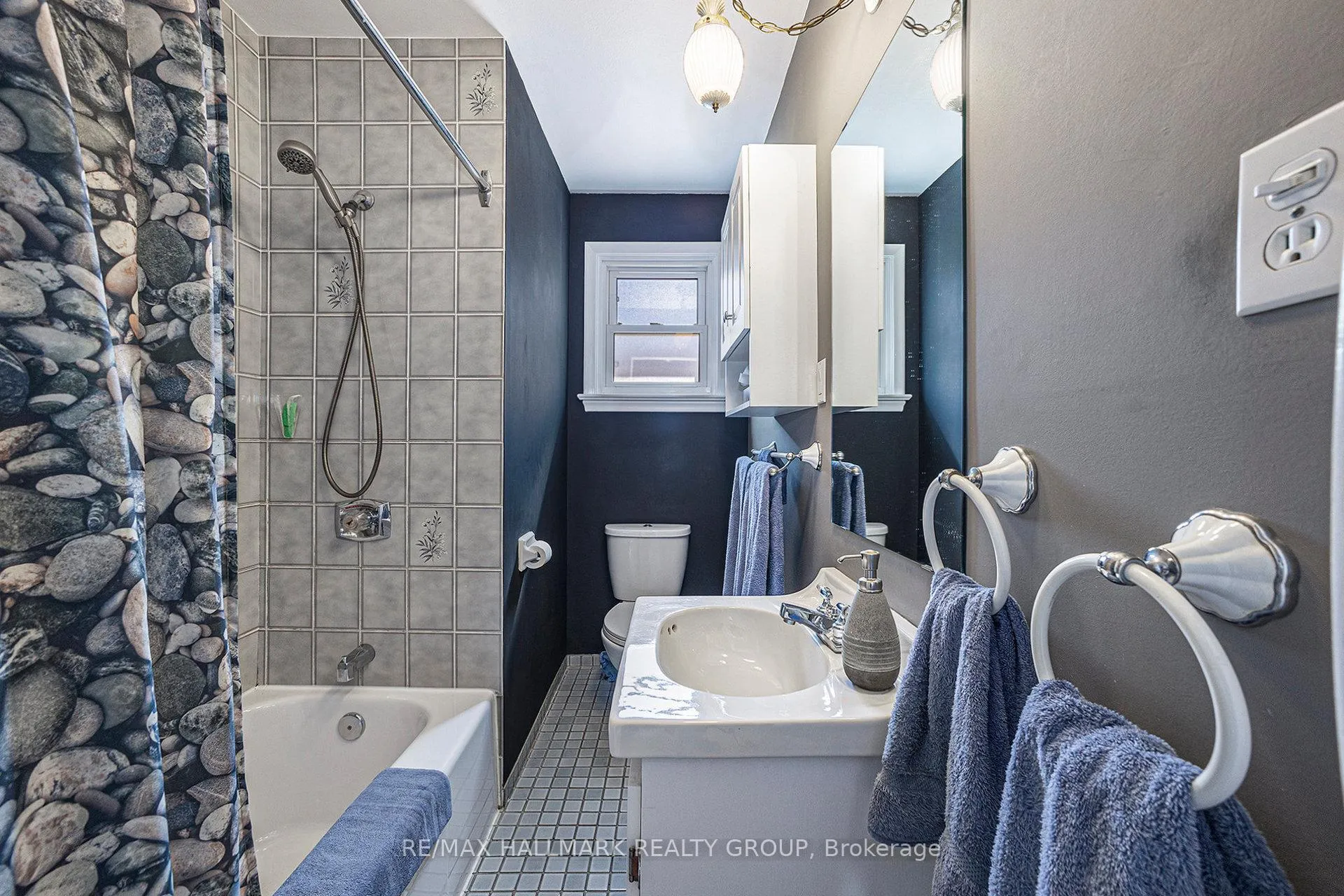 Photo 13 of 2023 Vincent Street, Ottawa, Elmvale Acres — HOMEH