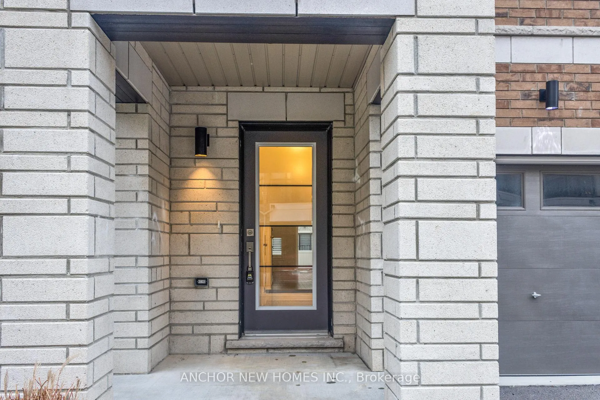 Photo 2 of 54 King George Way, Clarington, Bowmanville — HOMEH