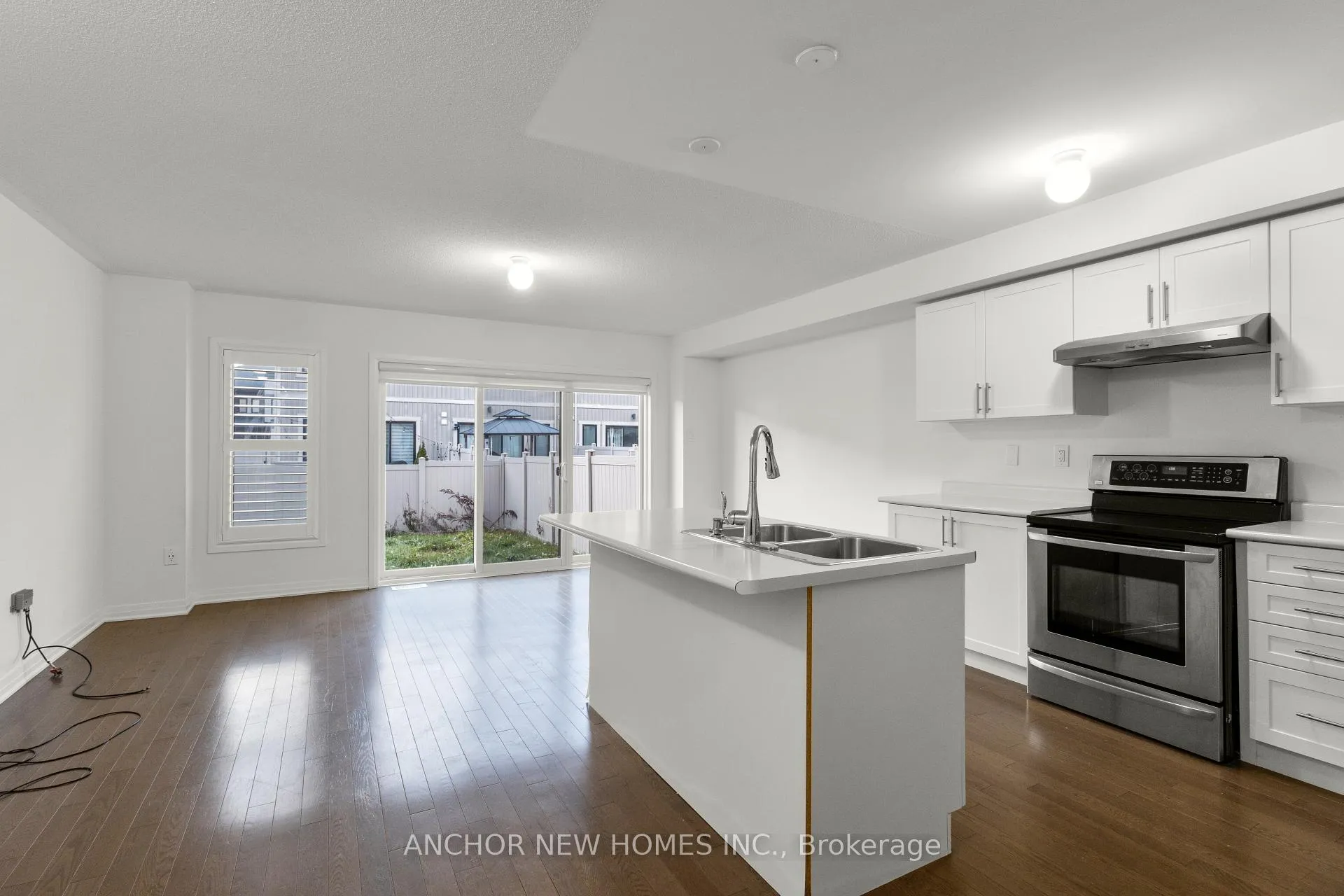 Photo 4 of 54 King George Way, Clarington, Bowmanville — HOMEH