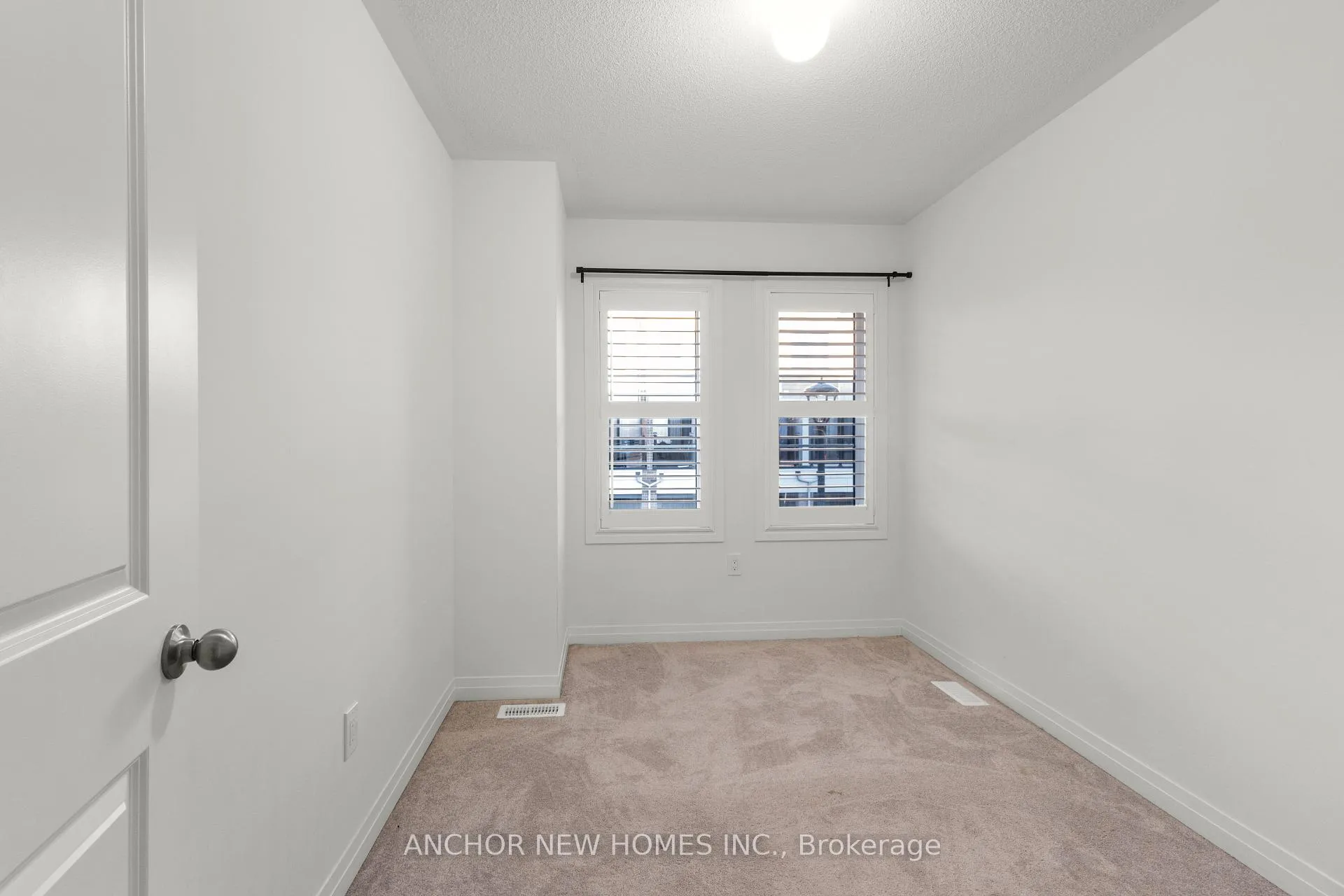 Photo 8 of 54 King George Way, Clarington, Bowmanville — HOMEH