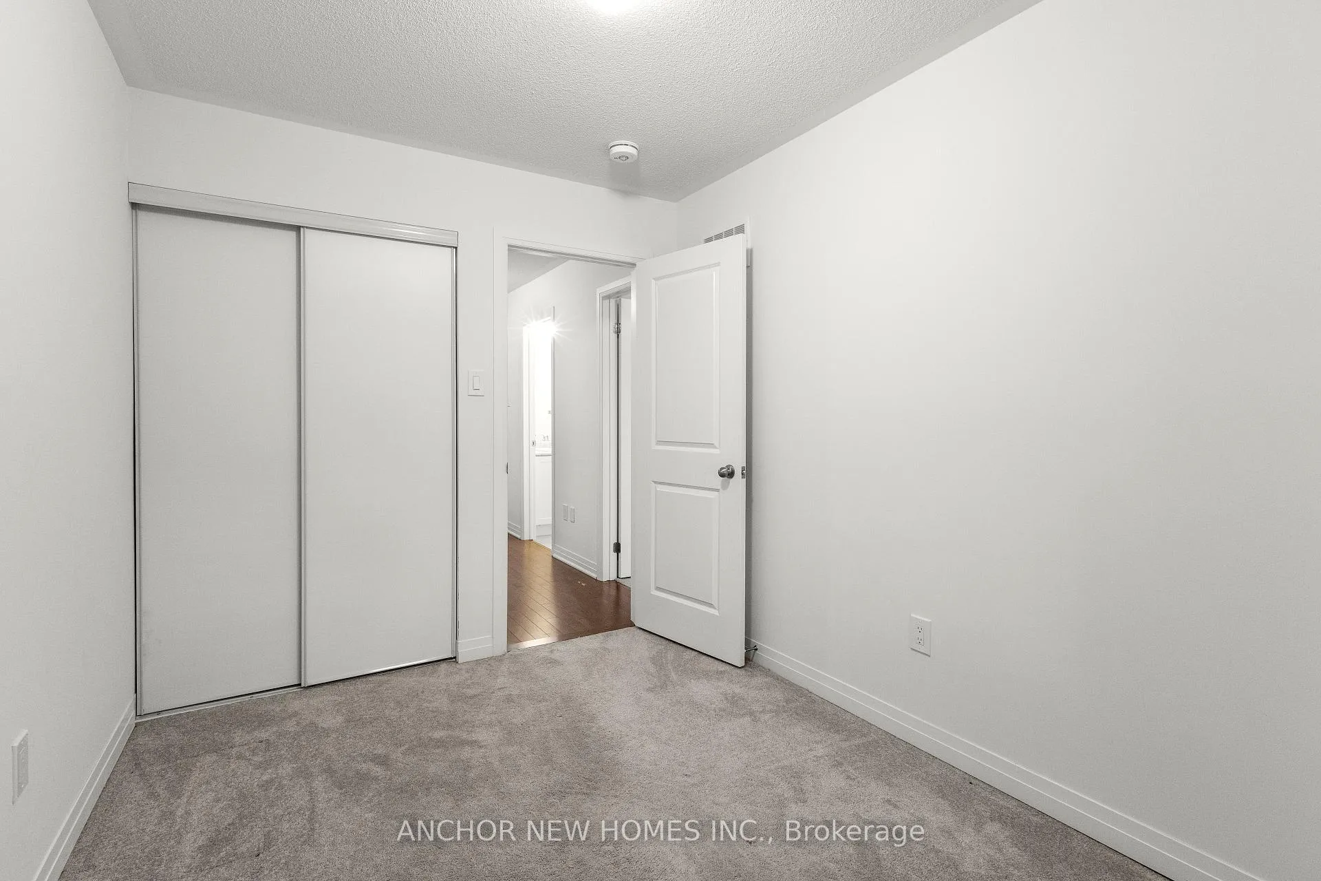 Photo 9 of 54 King George Way, Clarington, Bowmanville — HOMEH