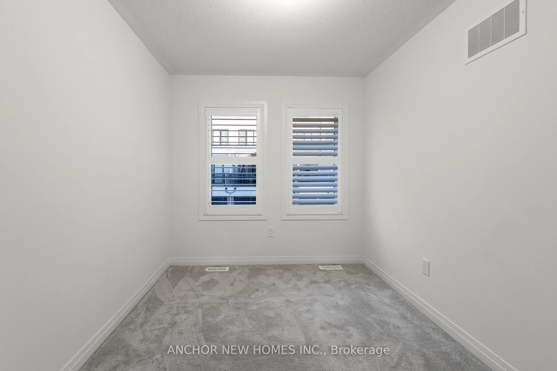 Photo 10 of 54 King George Way, Clarington, Bowmanville — HOMEH
