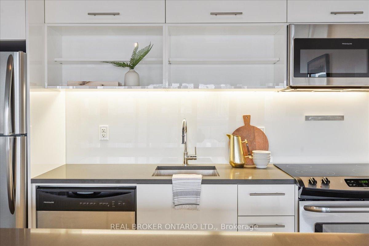 Photo 3 of Unit 812, 32 Trolley Crescent, Toronto, Moss Park — HOMEH