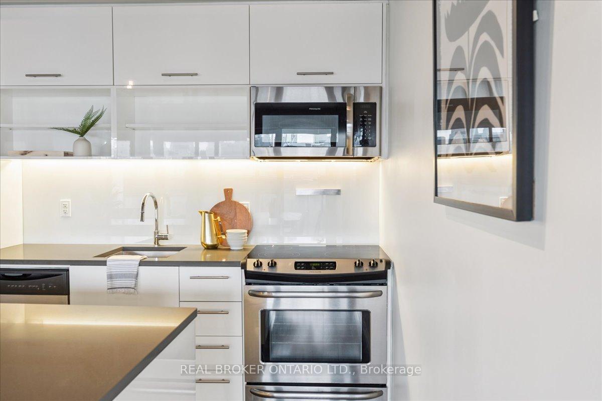 Photo 4 of Unit 812, 32 Trolley Crescent, Toronto, Moss Park — HOMEH