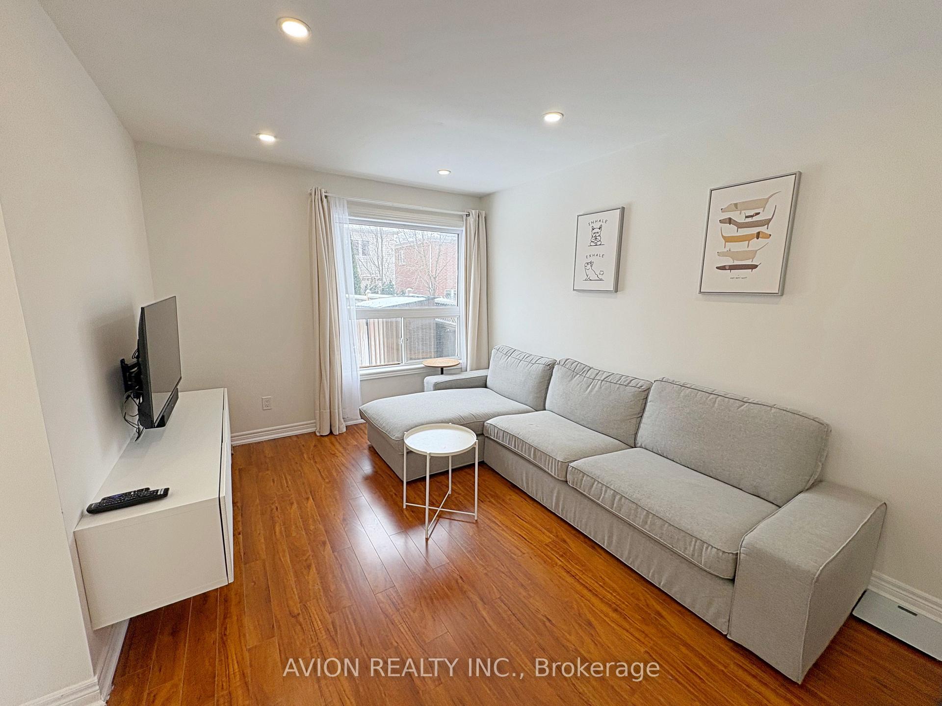 Photo 3 of 261 Hollandview Trail, Aurora, Bayview Wellington — HOMEH