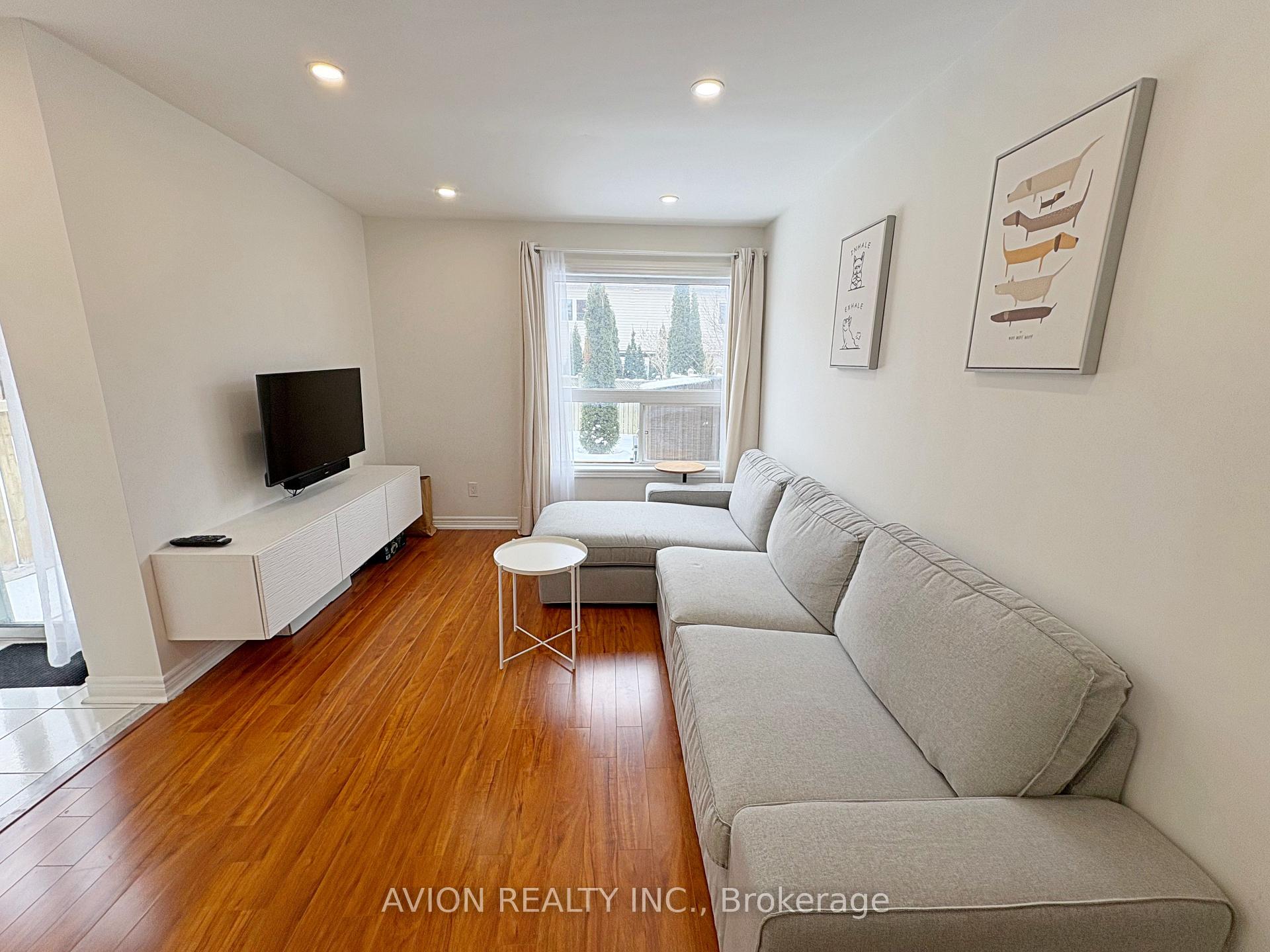 Photo 6 of 261 Hollandview Trail, Aurora, Bayview Wellington — HOMEH