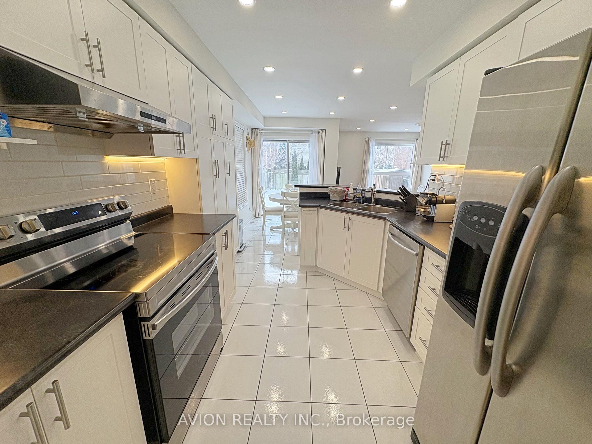 Photo 8 of 261 Hollandview Trail, Aurora, Bayview Wellington — HOMEH