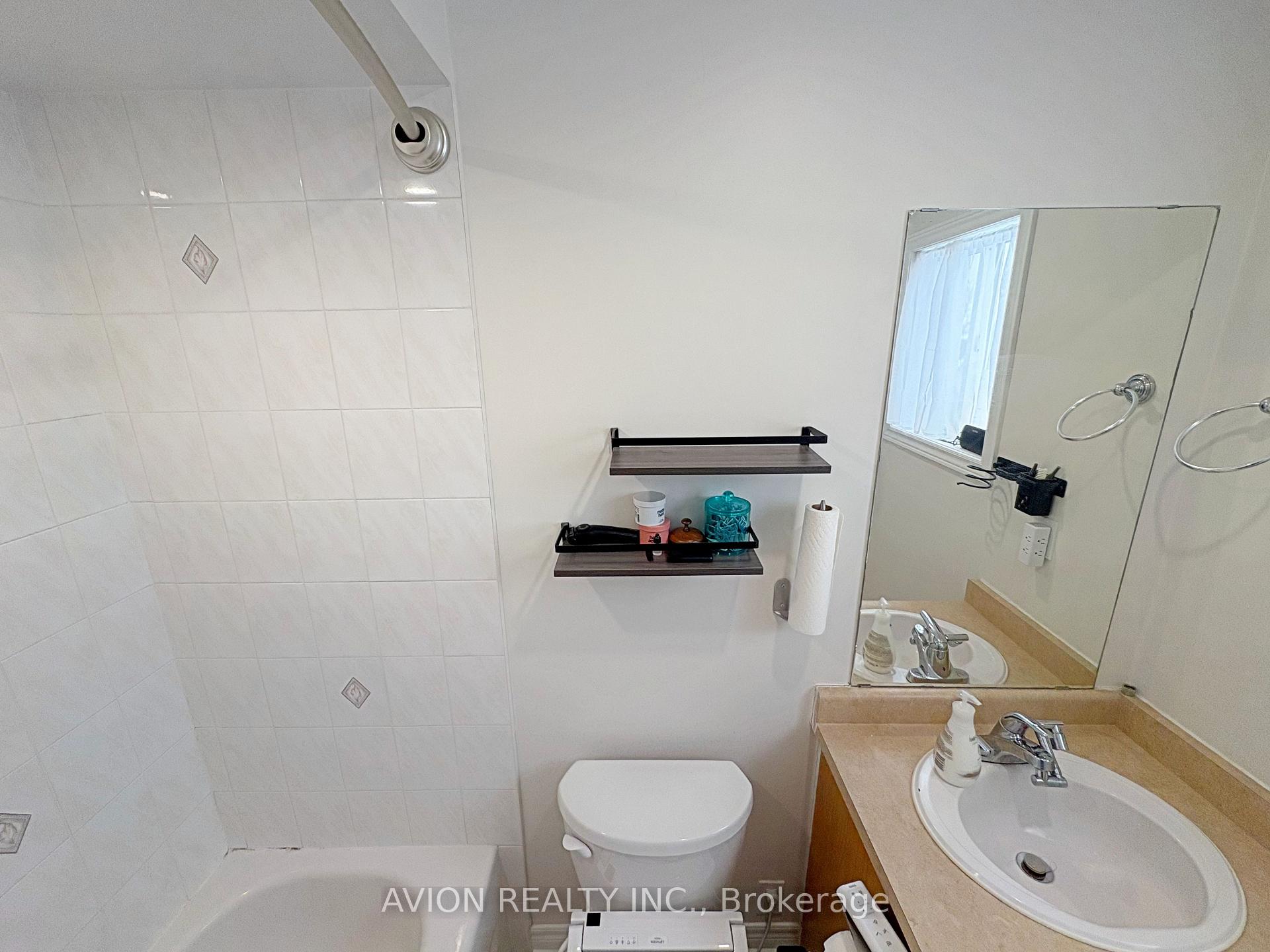 Photo 13 of 261 Hollandview Trail, Aurora, Bayview Wellington — HOMEH