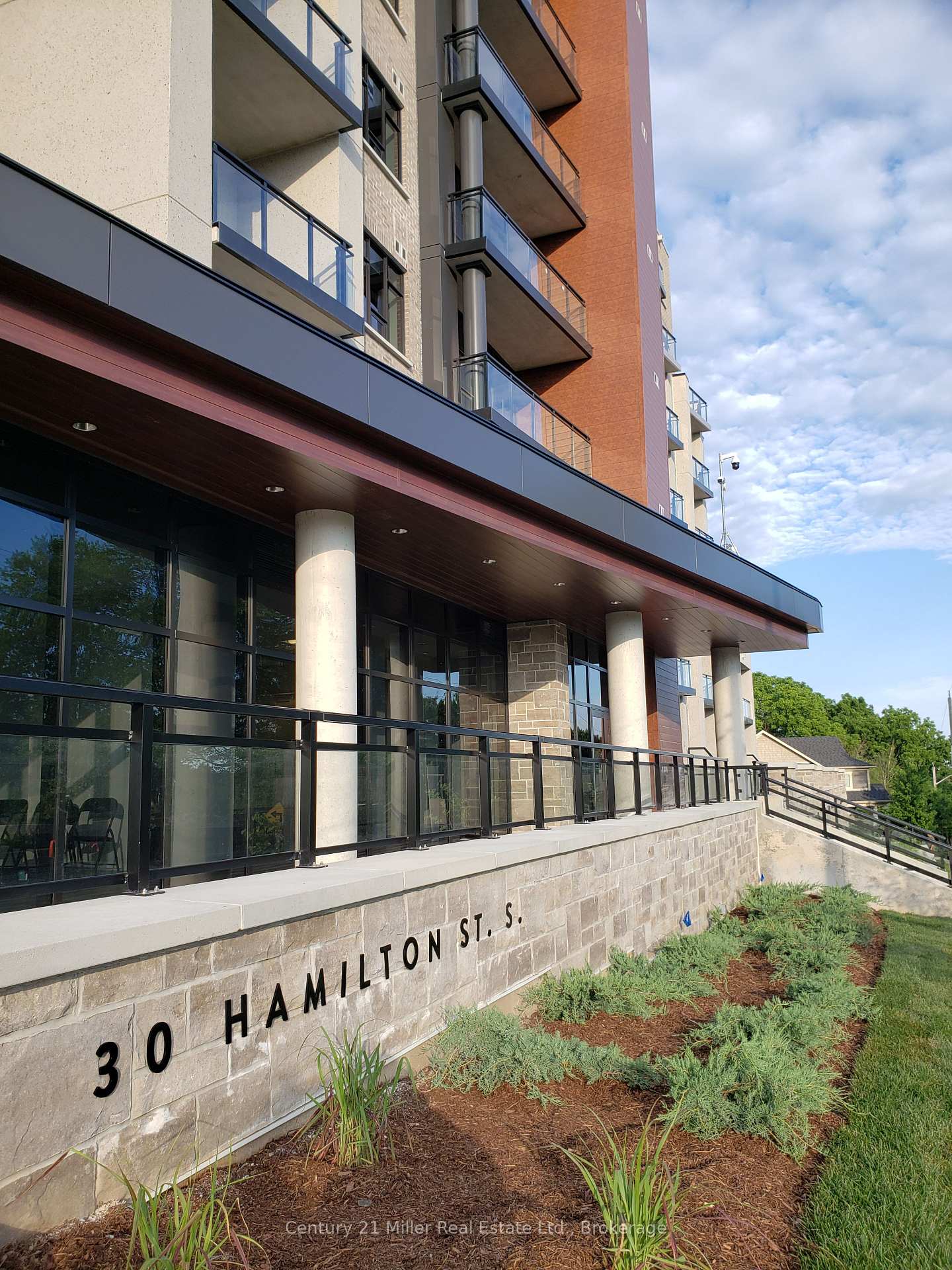 Photo 2 of Unit 706, 30 Hamilton Street S, Hamilton, Waterdown — HOMEH