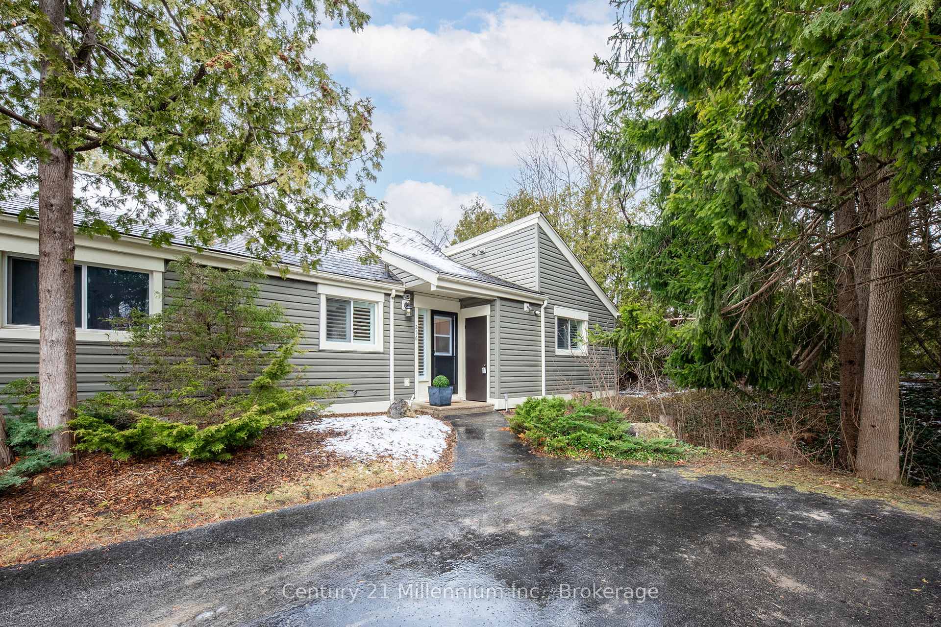 Front of Unit 256, 13 Harbour Street W