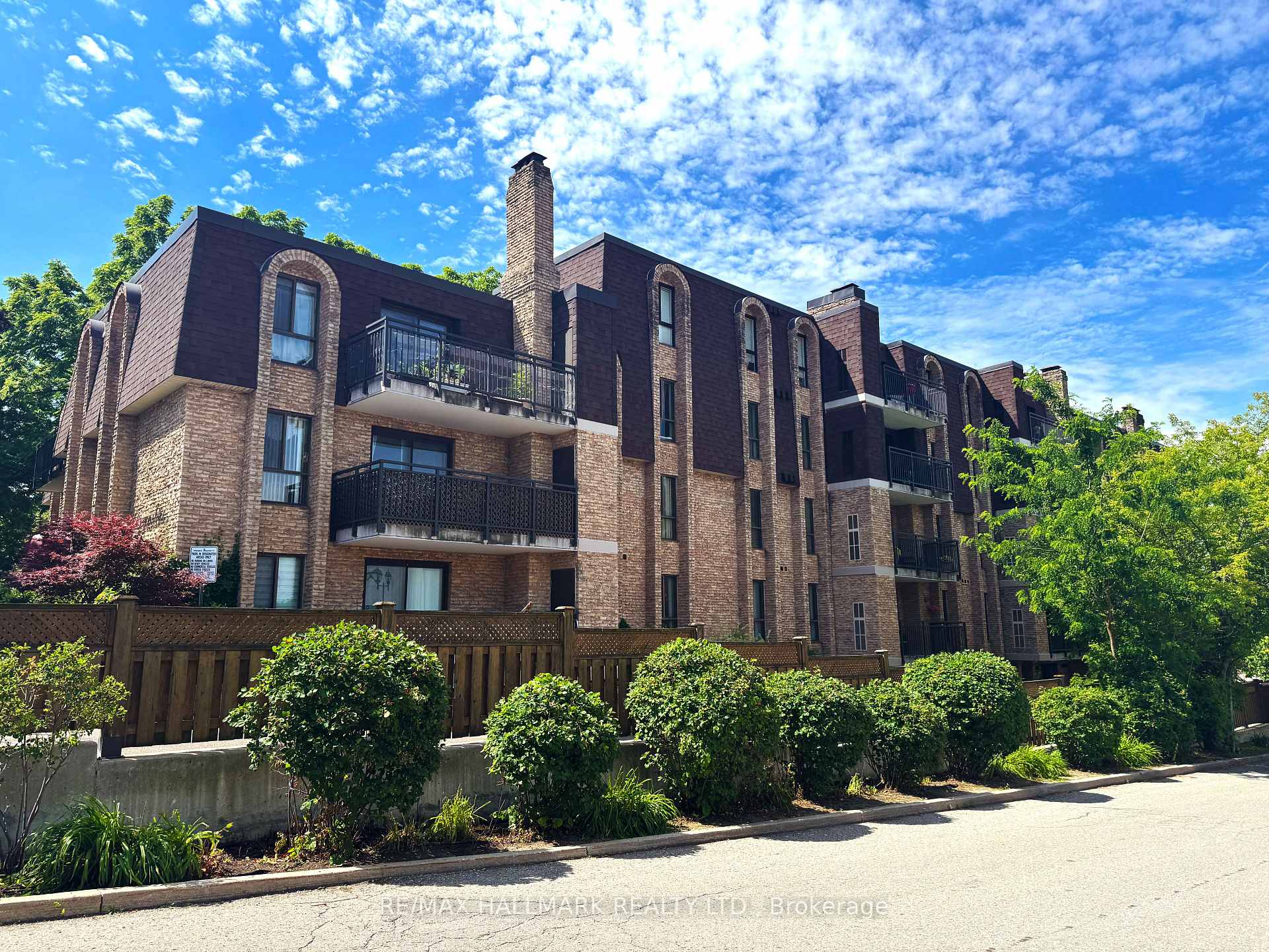 Photo 1 of Unit 402, 15390 Yonge Street, Aurora, Aurora Village — HOMEH