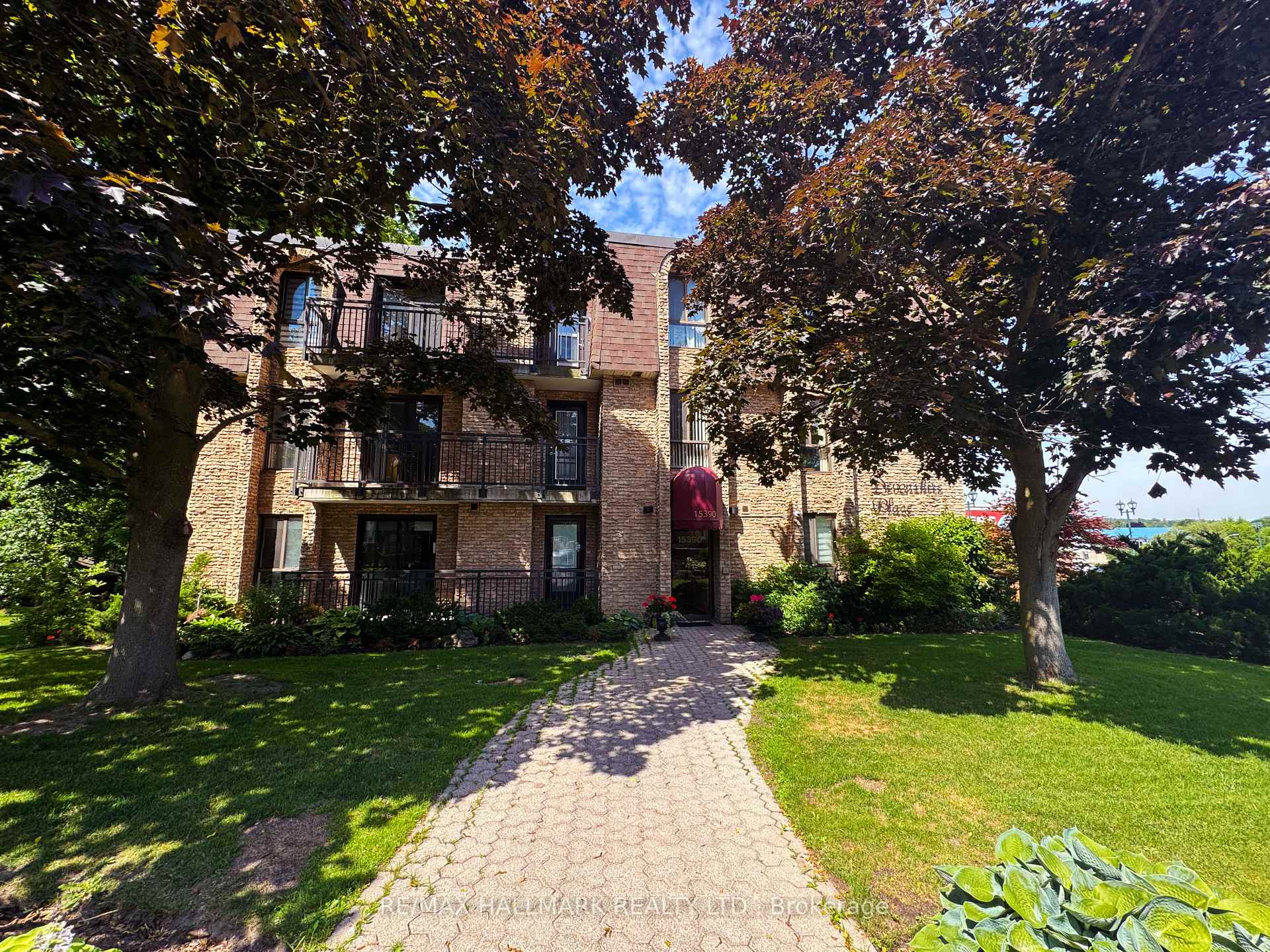 Photo 2 of Unit 402, 15390 Yonge Street, Aurora, Aurora Village — HOMEH