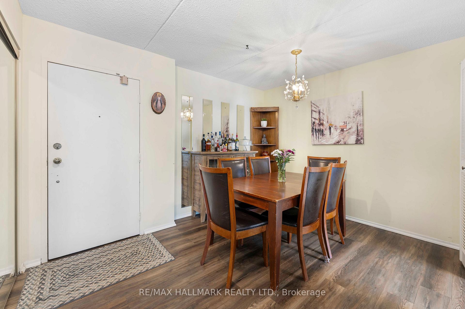 Photo 4 of Unit 402, 15390 Yonge Street, Aurora, Aurora Village — HOMEH