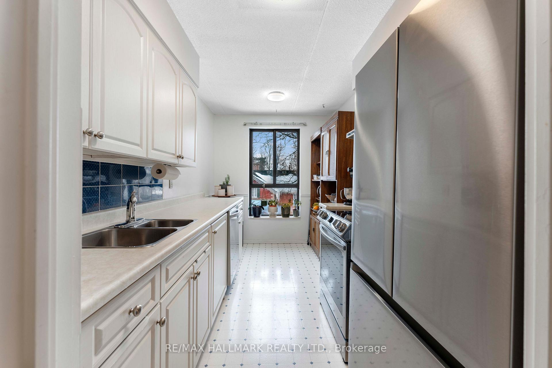 Photo 5 of Unit 402, 15390 Yonge Street, Aurora, Aurora Village — HOMEH