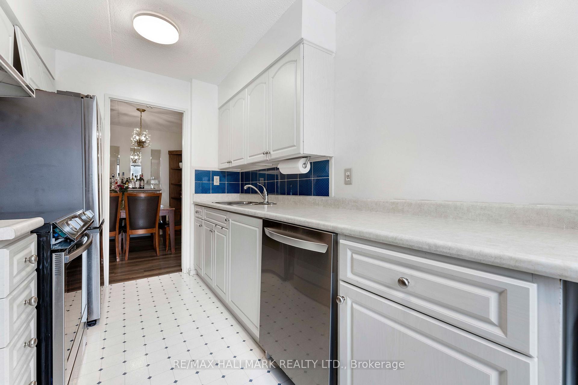 Photo 6 of Unit 402, 15390 Yonge Street, Aurora, Aurora Village — HOMEH