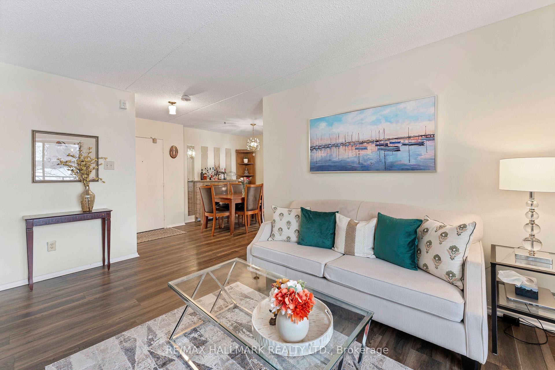 Photo 7 of Unit 402, 15390 Yonge Street, Aurora, Aurora Village — HOMEH
