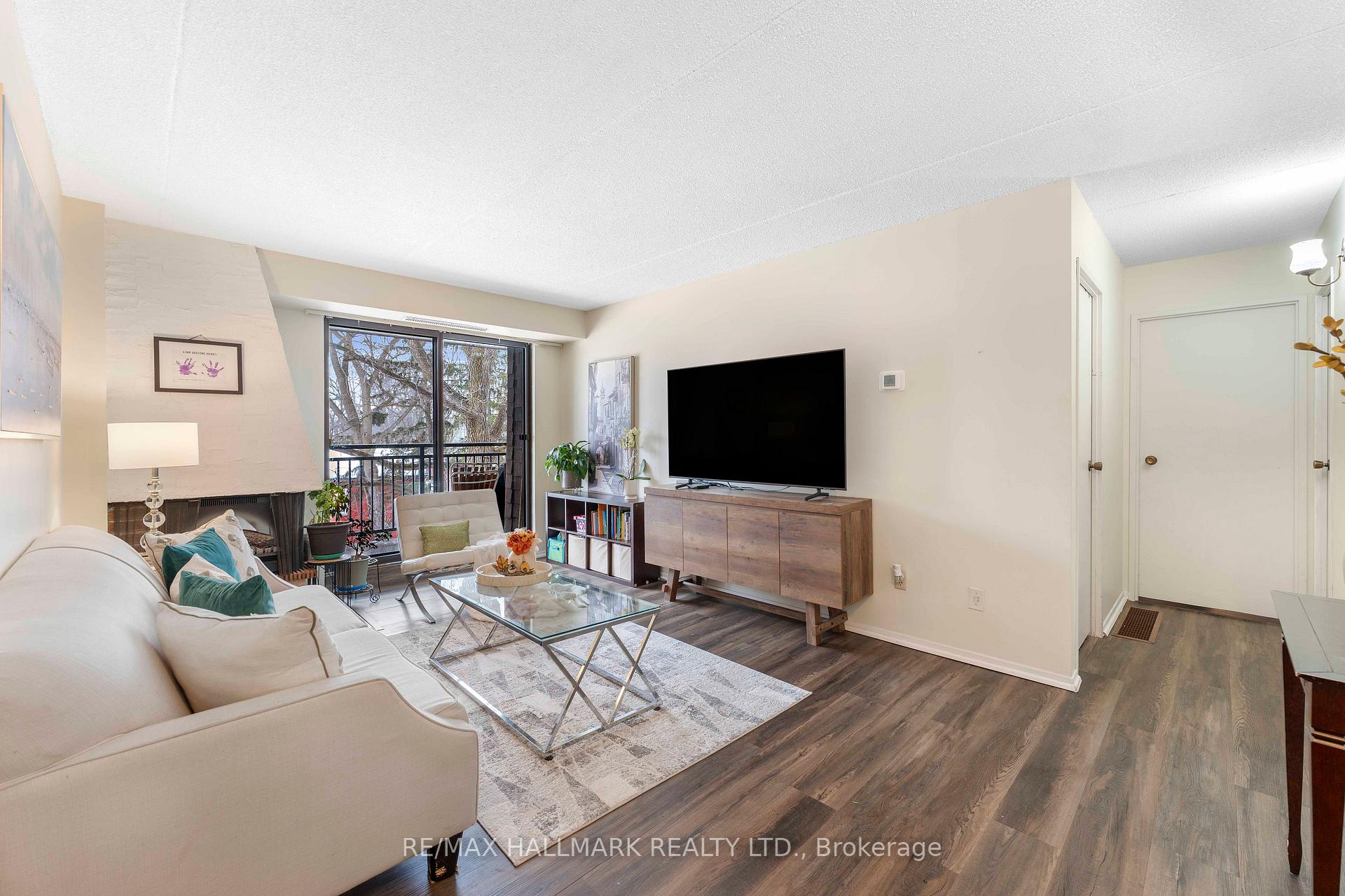 Photo 9 of Unit 402, 15390 Yonge Street, Aurora, Aurora Village — HOMEH