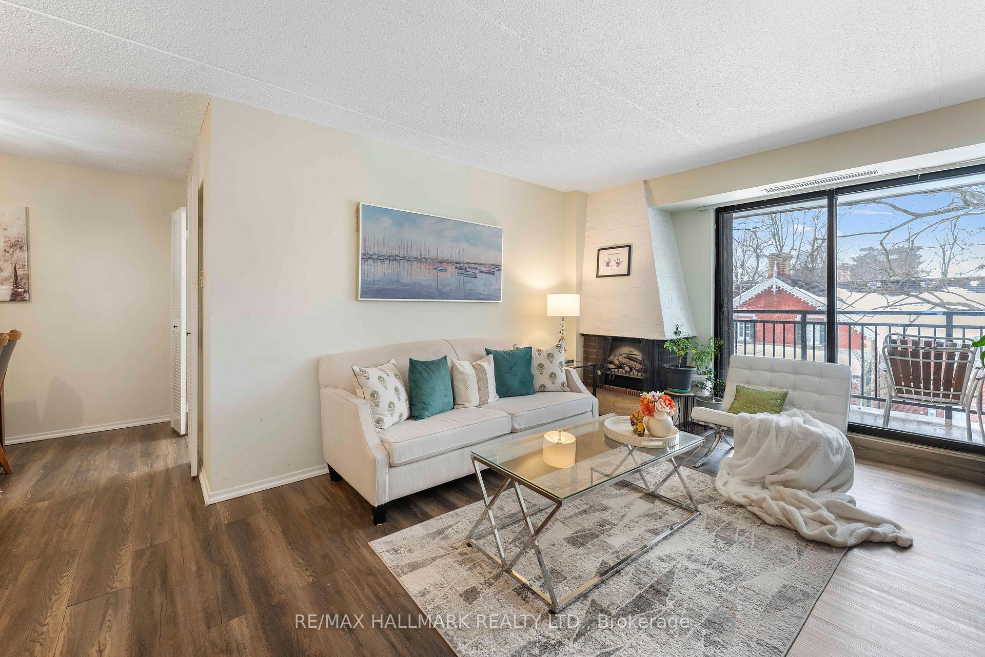 Photo 10 of Unit 402, 15390 Yonge Street, Aurora, Aurora Village — HOMEH