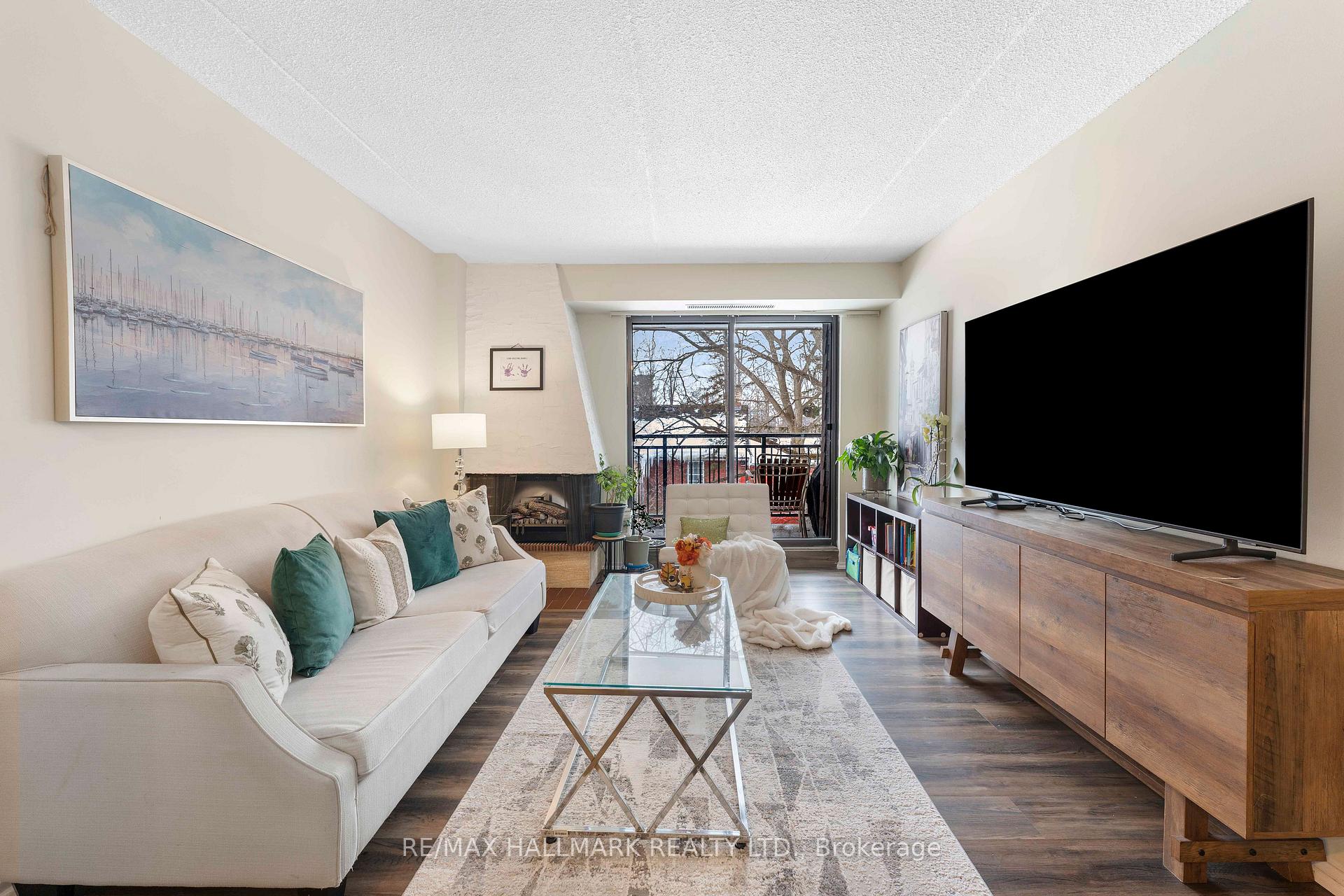 Photo 11 of Unit 402, 15390 Yonge Street, Aurora, Aurora Village — HOMEH