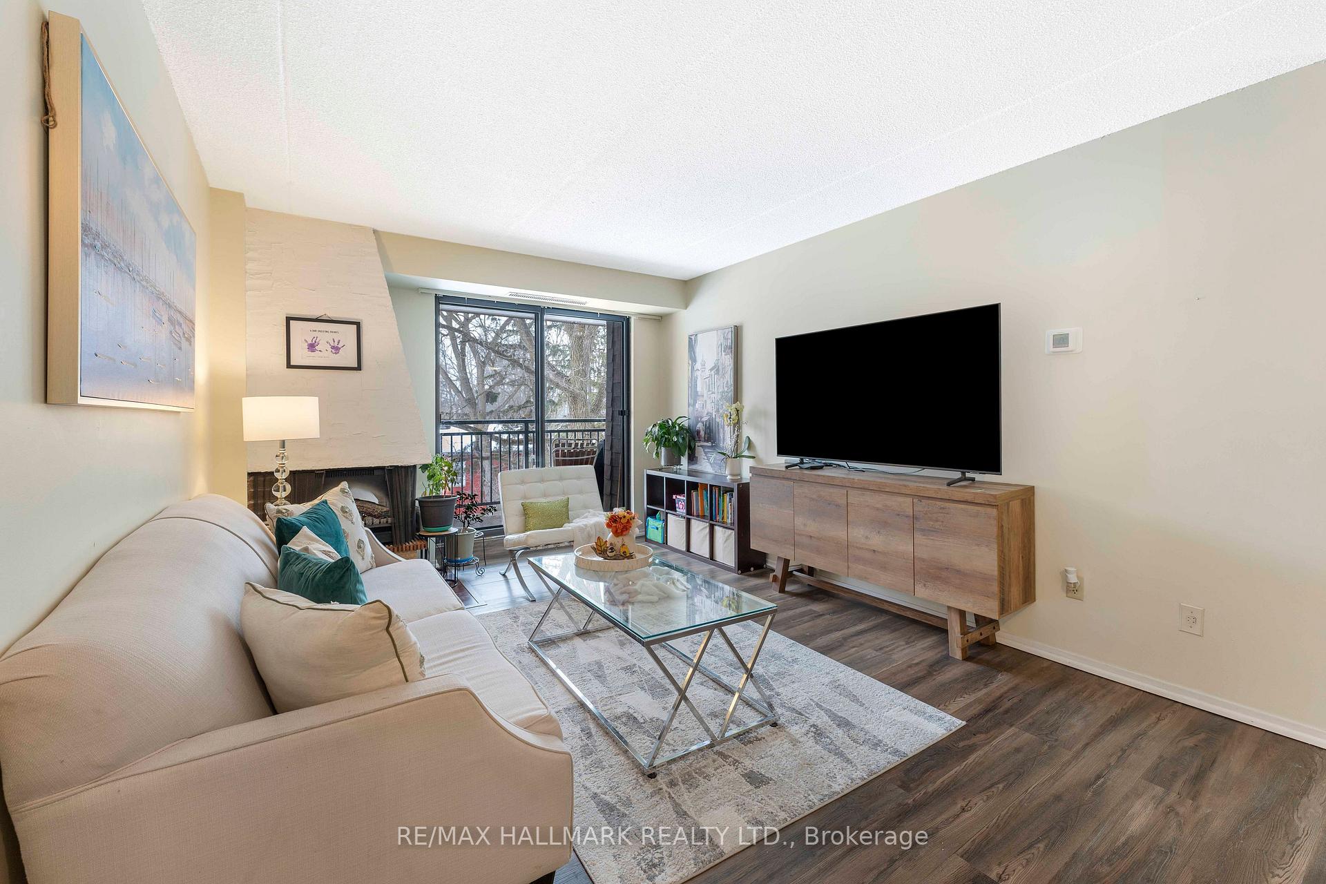 Photo 12 of Unit 402, 15390 Yonge Street, Aurora, Aurora Village — HOMEH