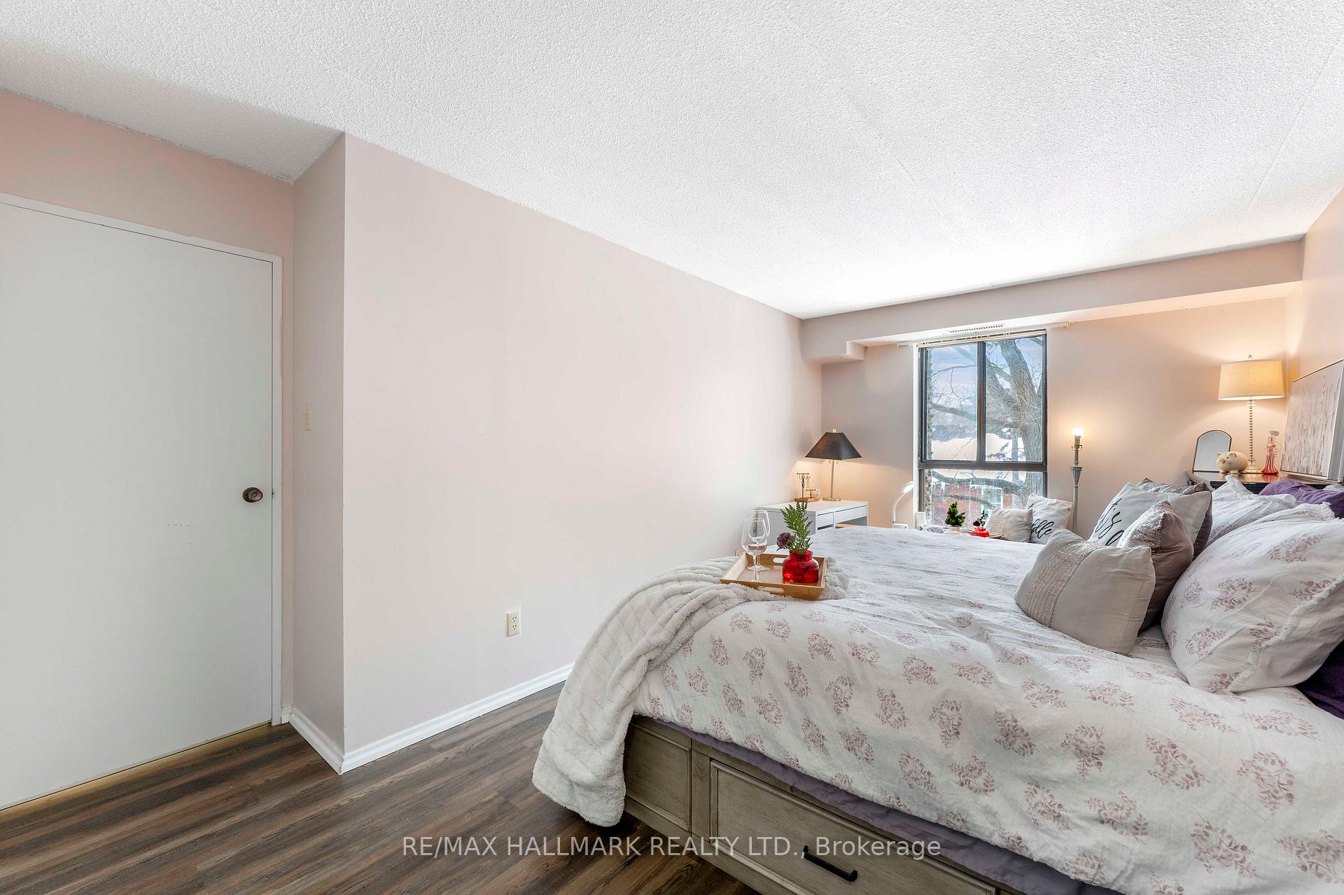 Photo 13 of Unit 402, 15390 Yonge Street, Aurora, Aurora Village — HOMEH