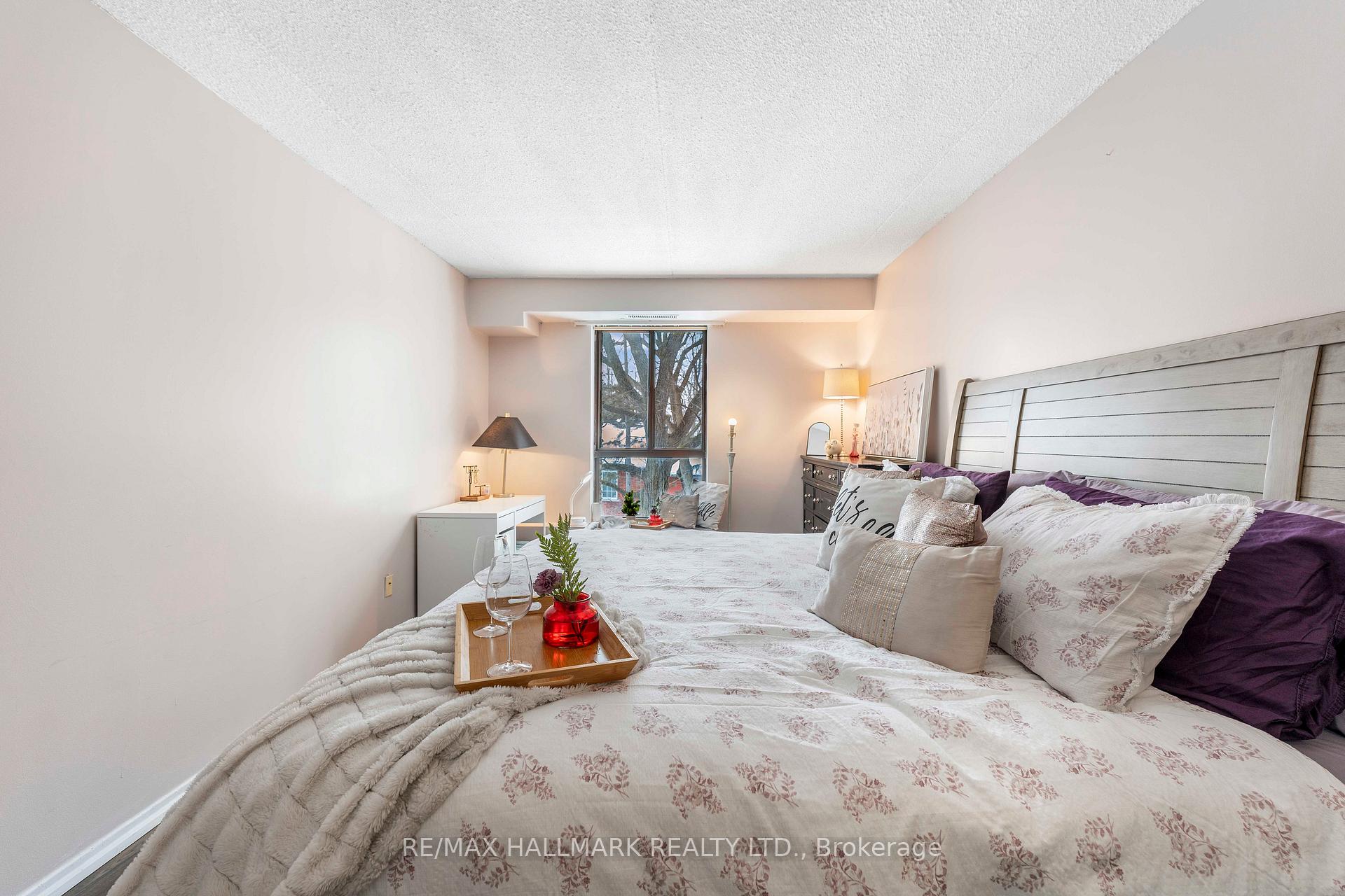 Photo 14 of Unit 402, 15390 Yonge Street, Aurora, Aurora Village — HOMEH