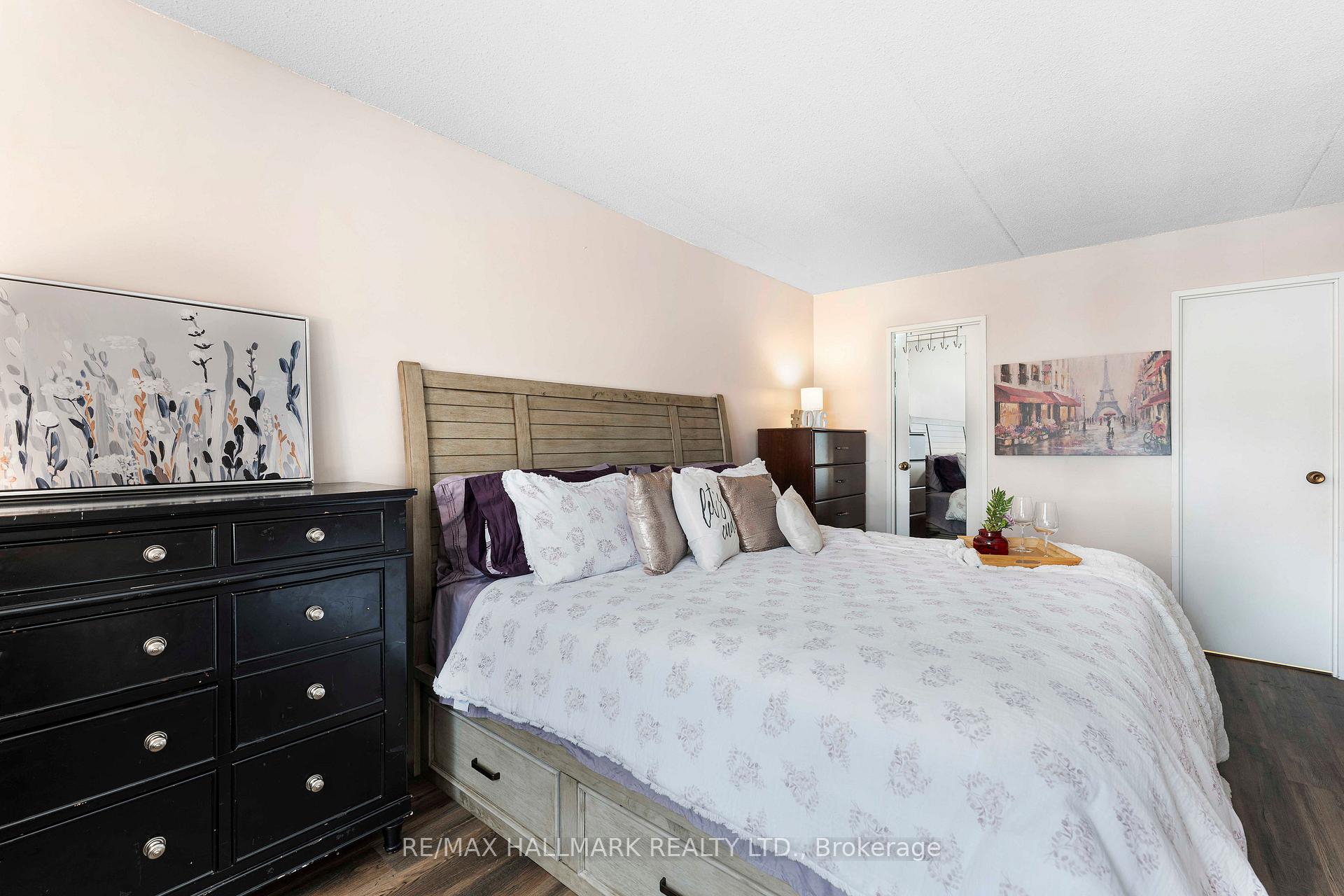 Photo 15 of Unit 402, 15390 Yonge Street, Aurora, Aurora Village — HOMEH