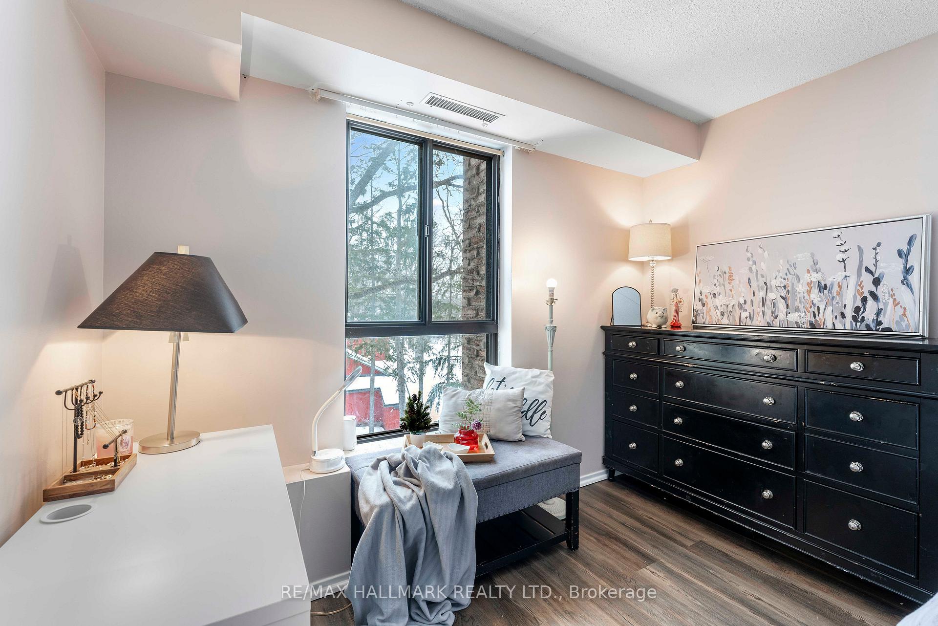 Photo 16 of Unit 402, 15390 Yonge Street, Aurora, Aurora Village — HOMEH