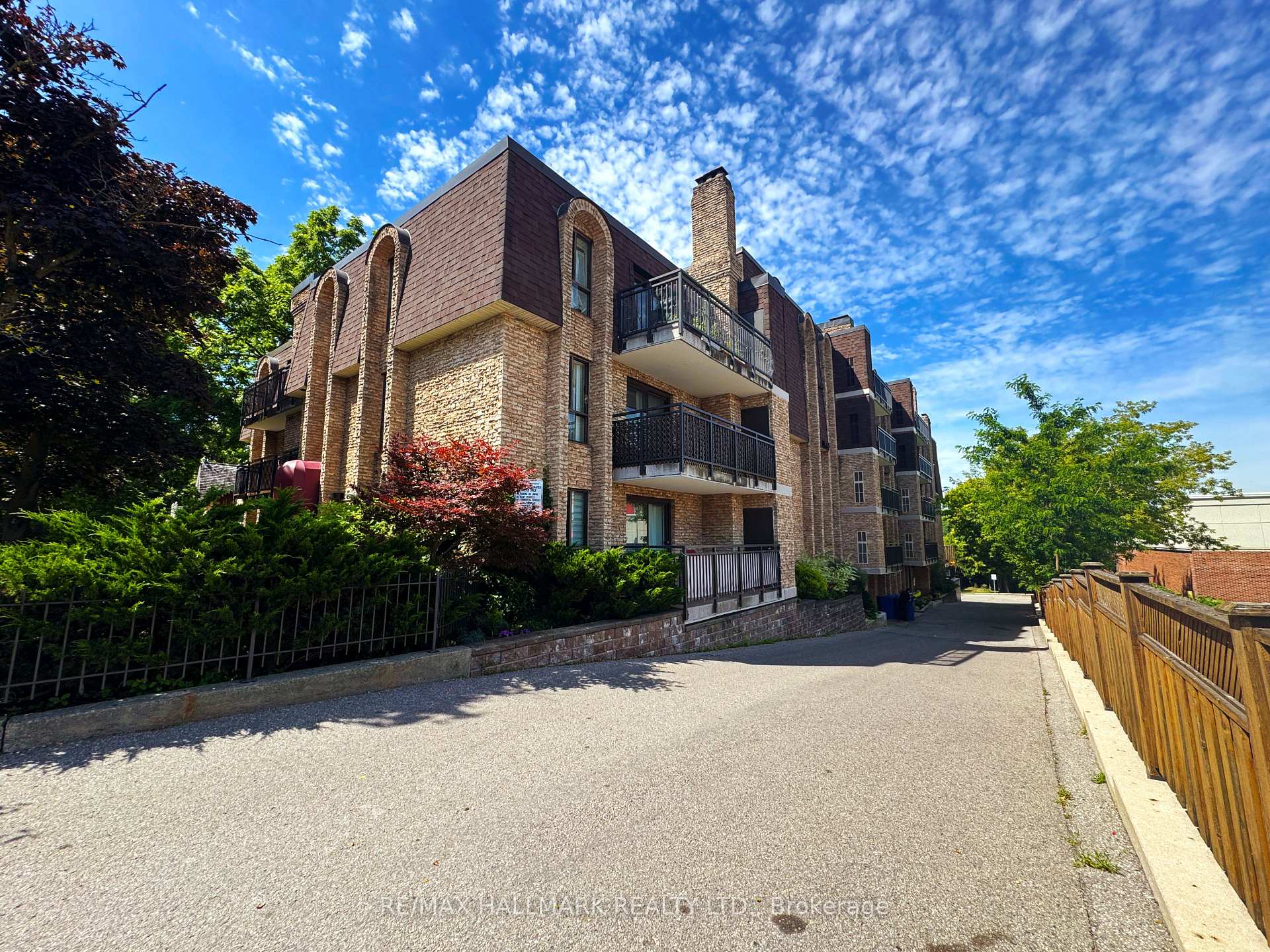 Photo 18 of Unit 402, 15390 Yonge Street, Aurora, Aurora Village — HOMEH